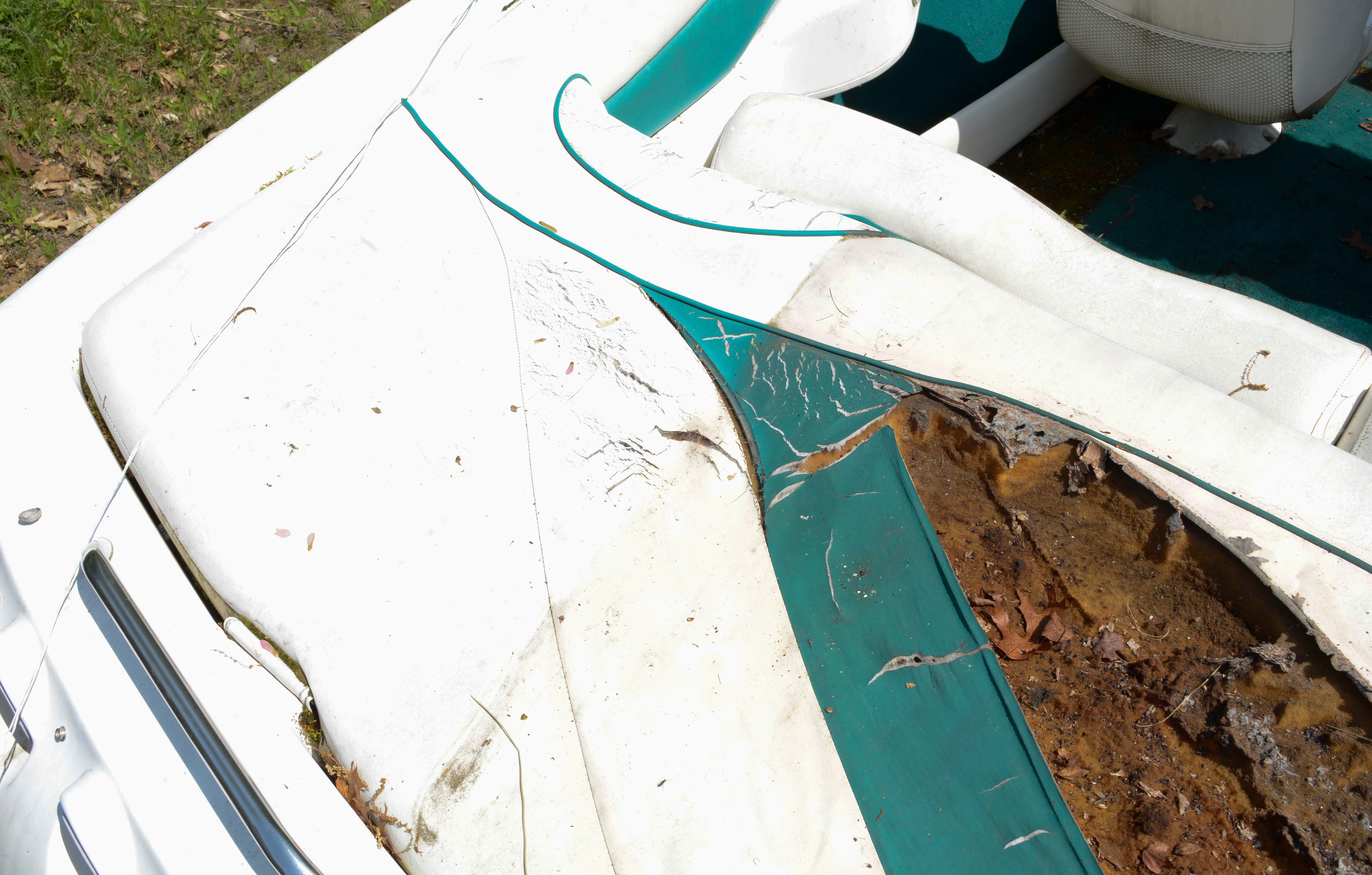 Circa 1999 Larson Delta-Conic 186 SEi 20' Boat with Trailer