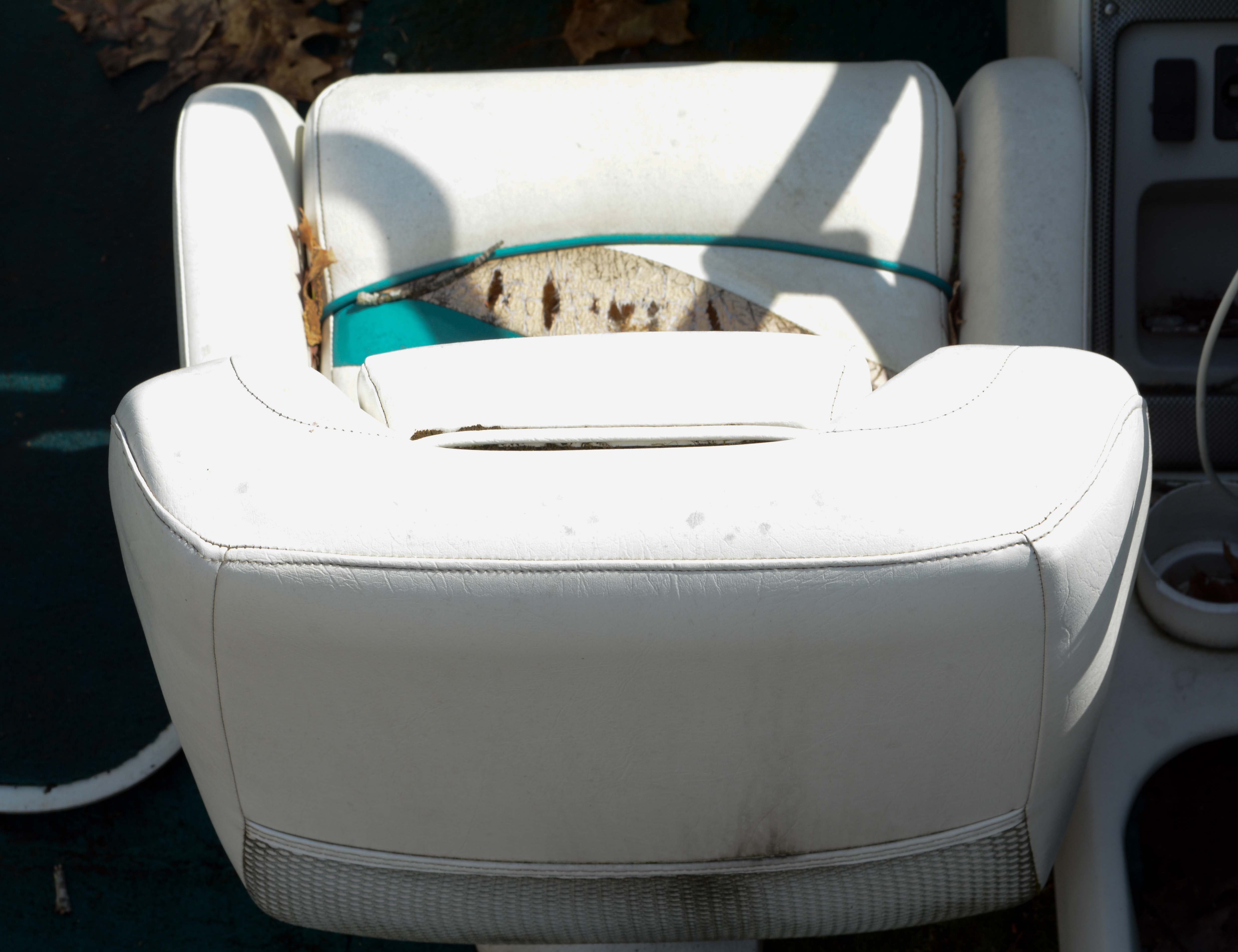 Circa 1999 Larson Delta-Conic 186 SEi 20' Boat with Trailer