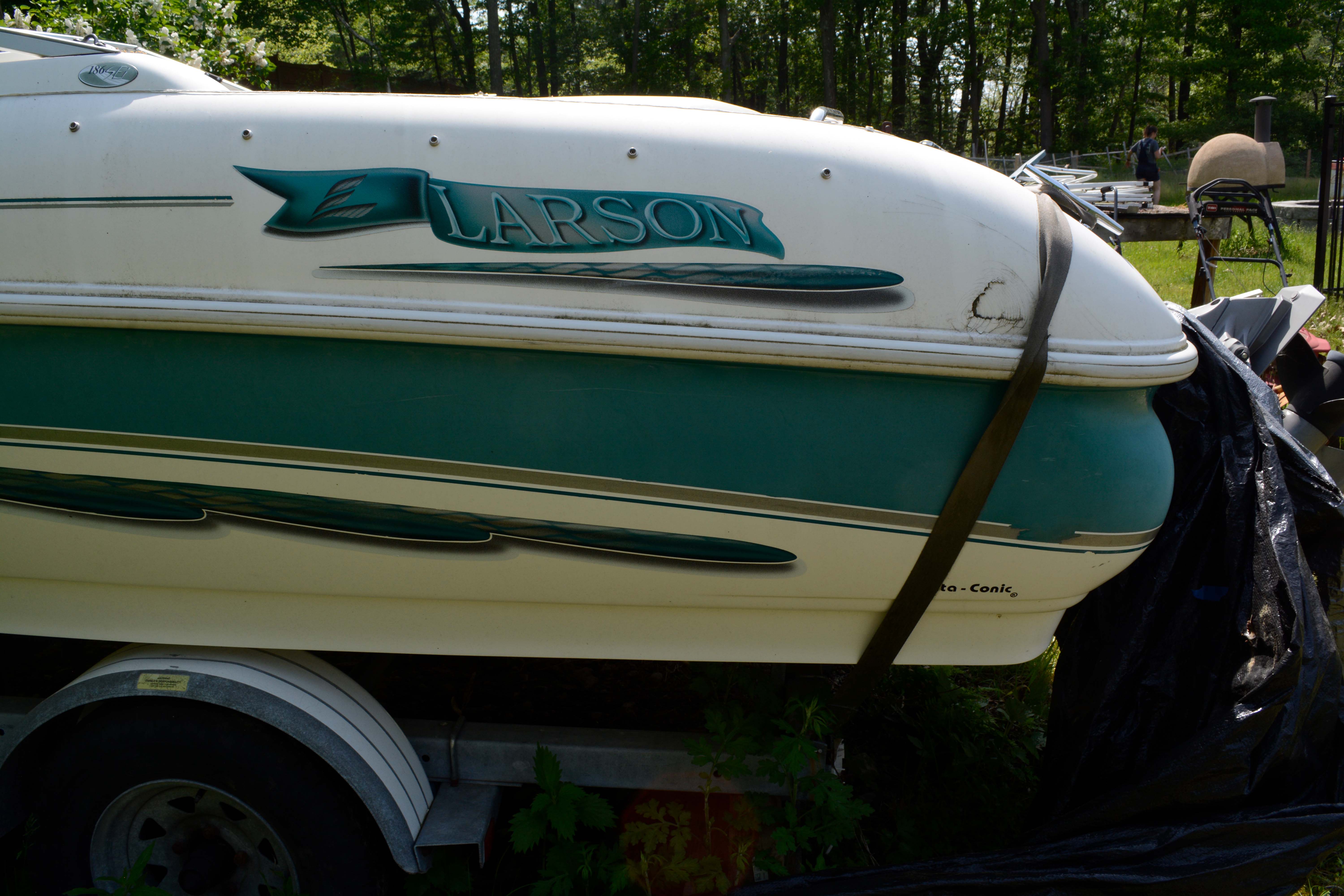 Circa 1999 Larson Delta-Conic 186 SEi 20' Boat with Trailer