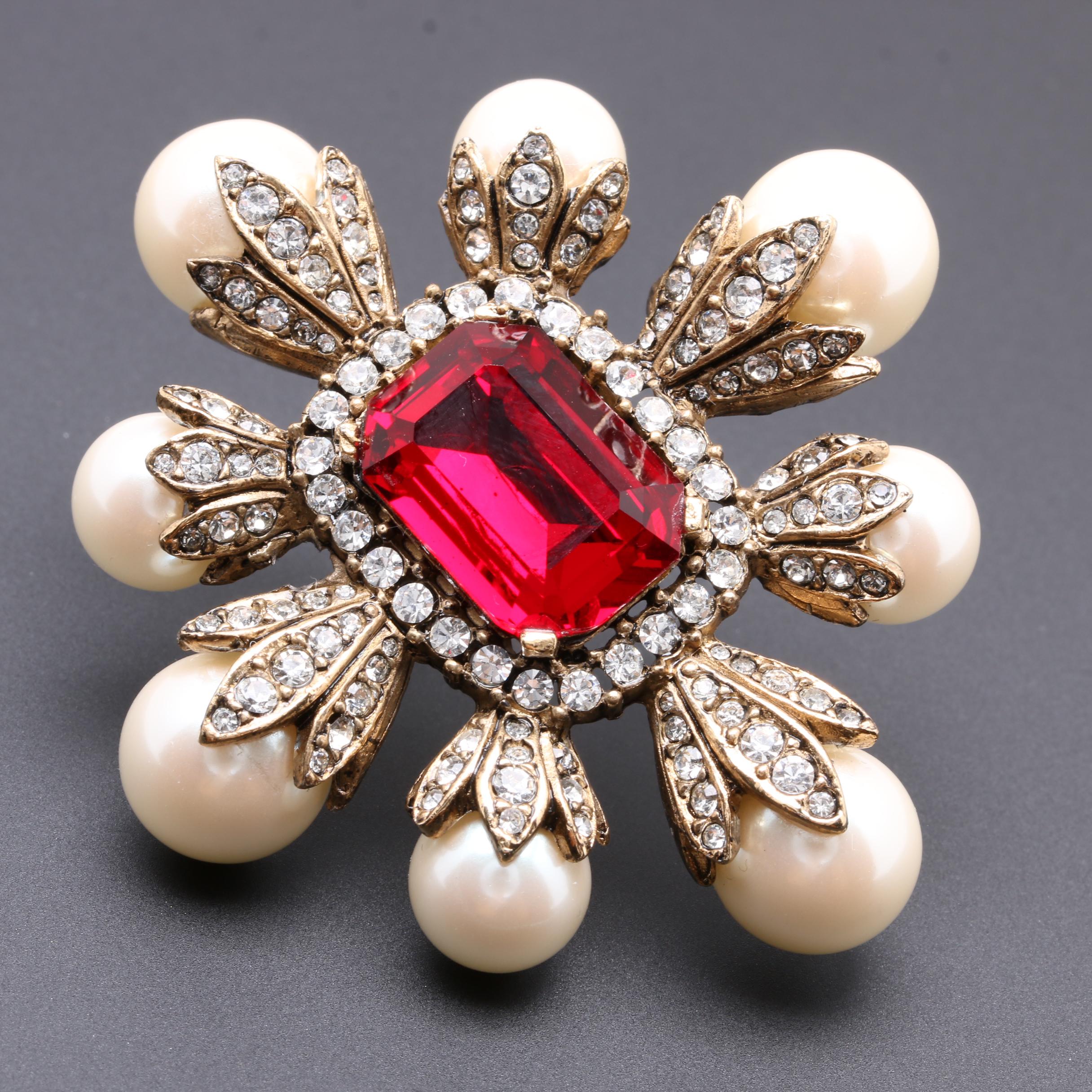 Vintage Ciner Gold Tone Imitation Pearl Brooch