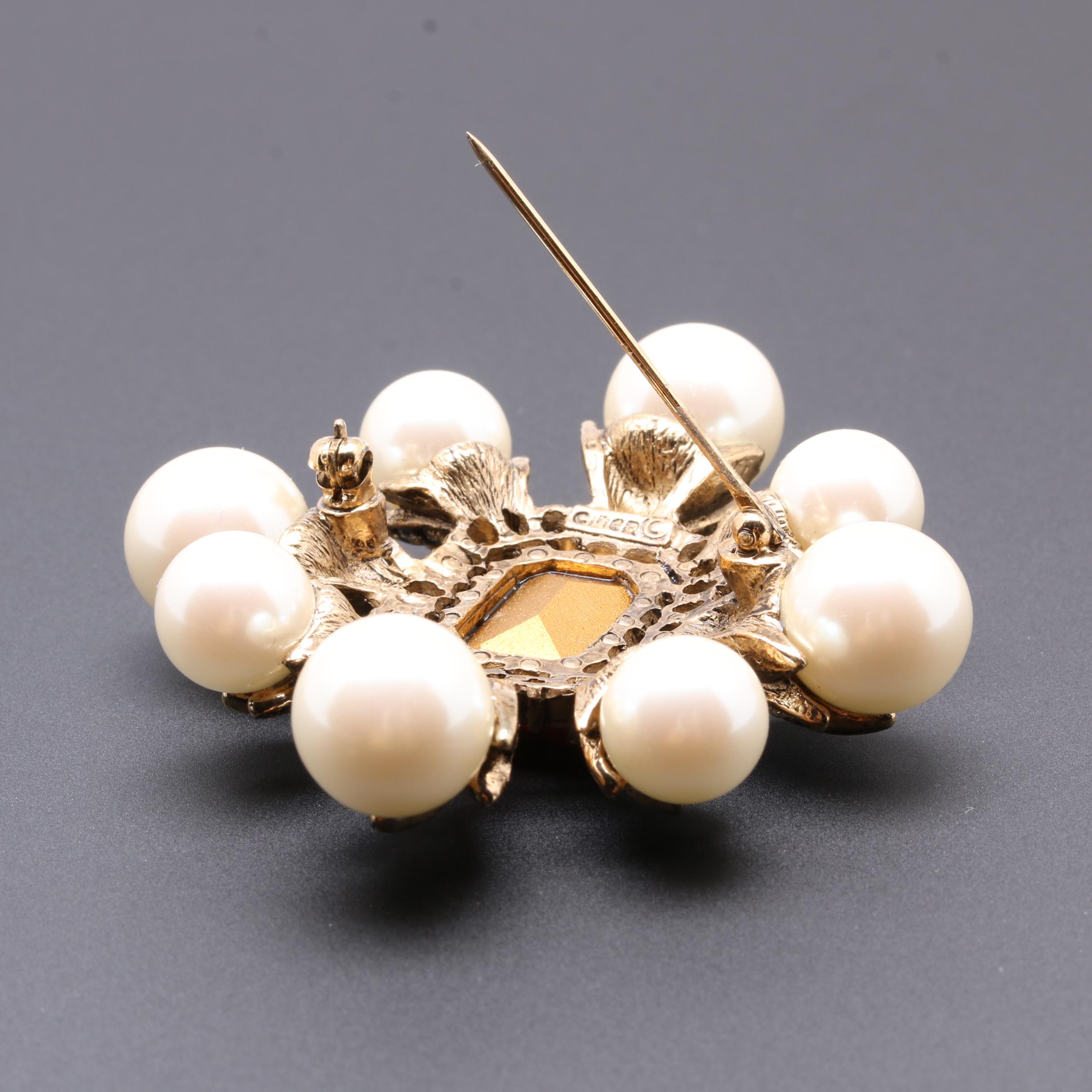 Vintage Ciner Gold Tone Imitation Pearl Brooch