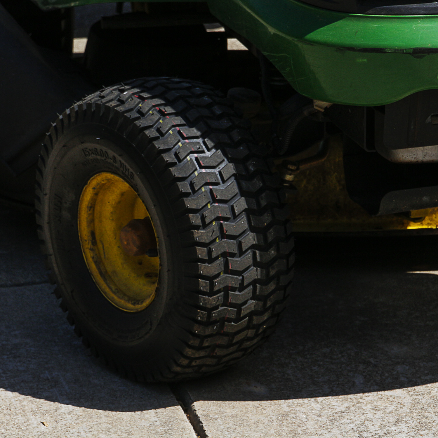 John Deere LA105 Lawn Tractor with Vacuum Attachment