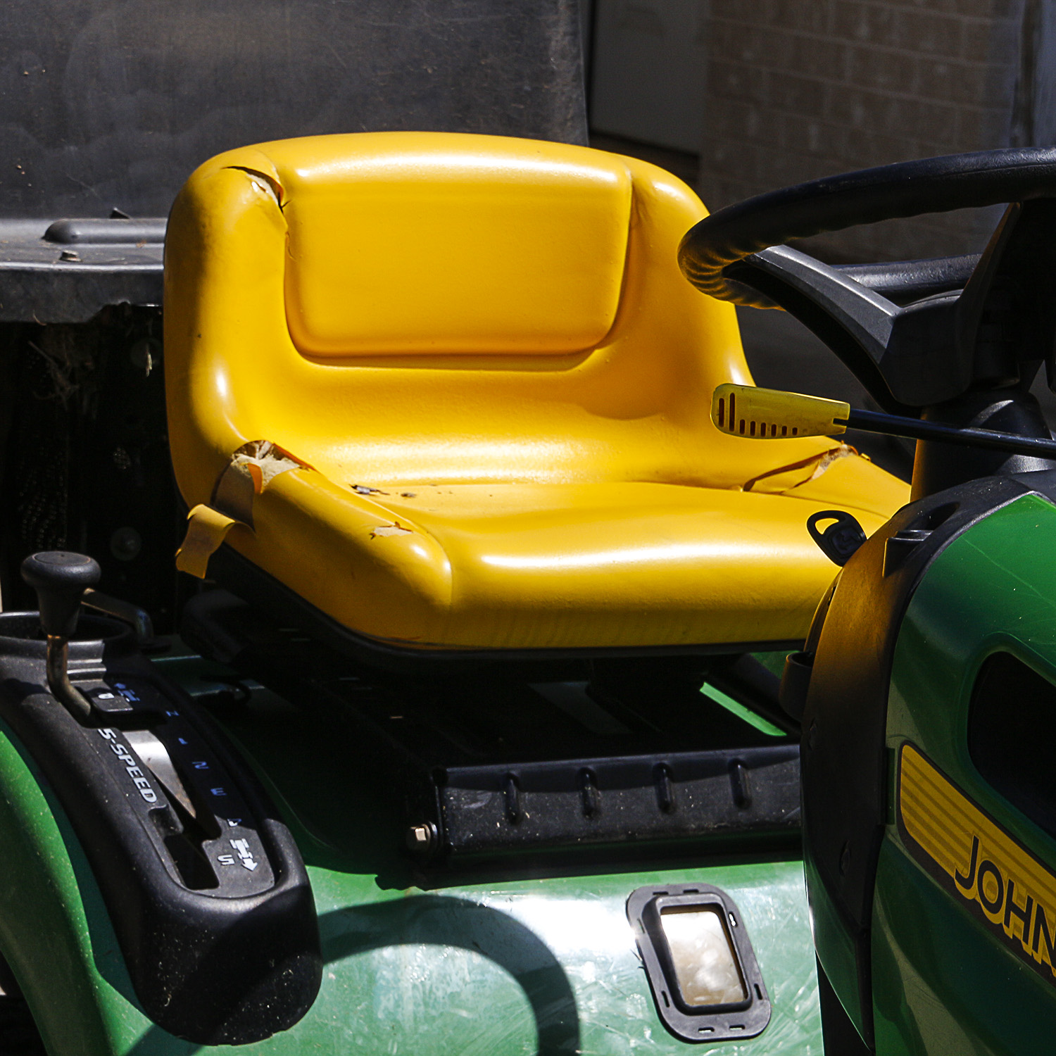 John Deere LA105 Lawn Tractor with Vacuum Attachment