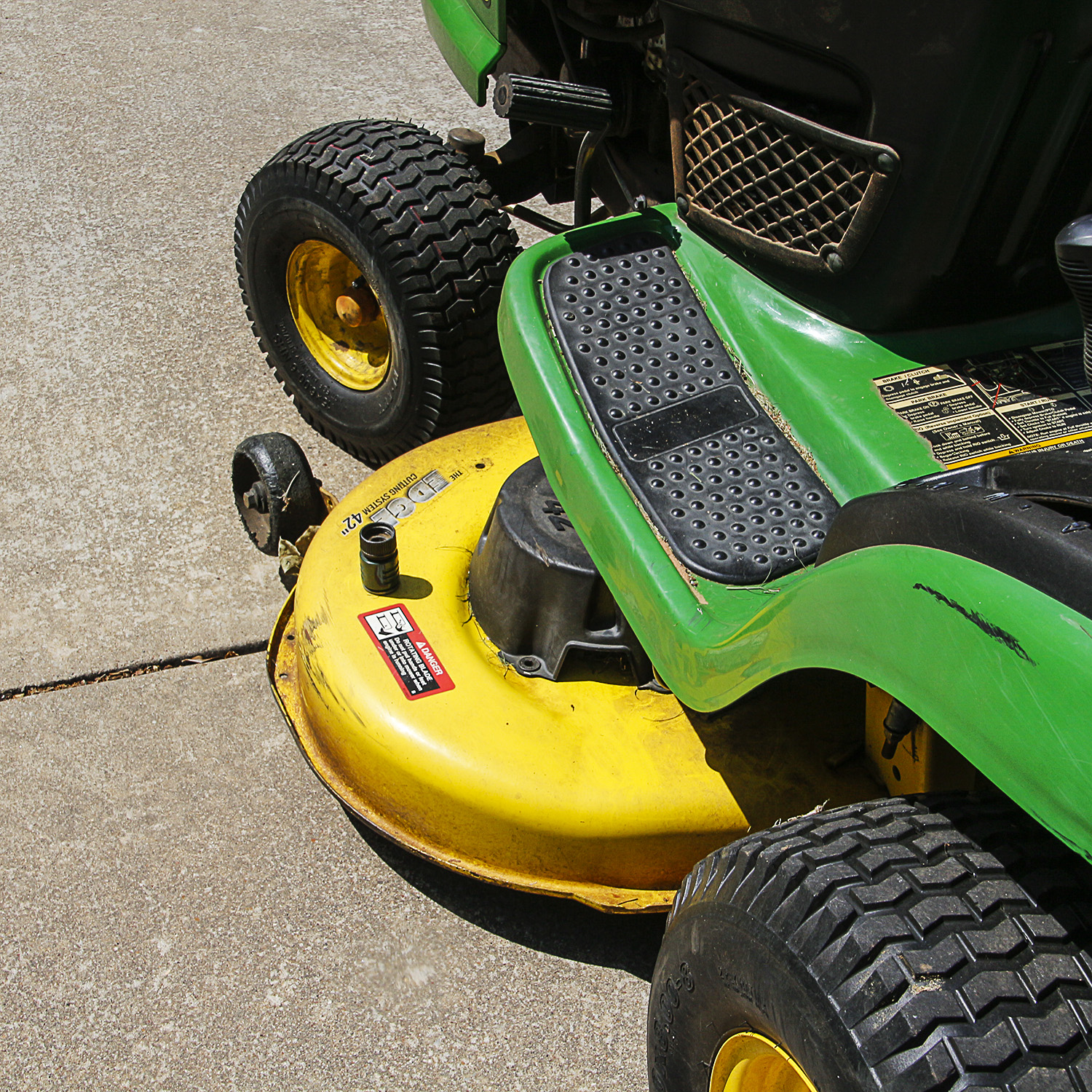 John Deere LA105 Lawn Tractor with Vacuum Attachment