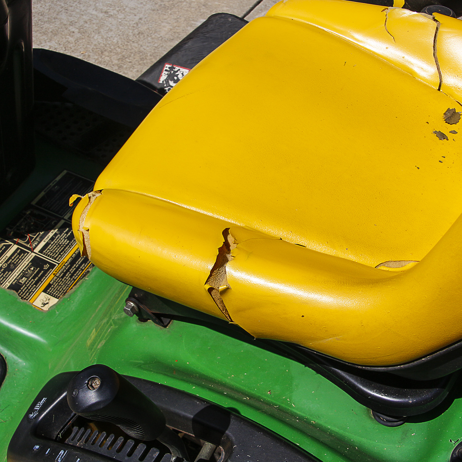 John Deere LA105 Lawn Tractor with Vacuum Attachment