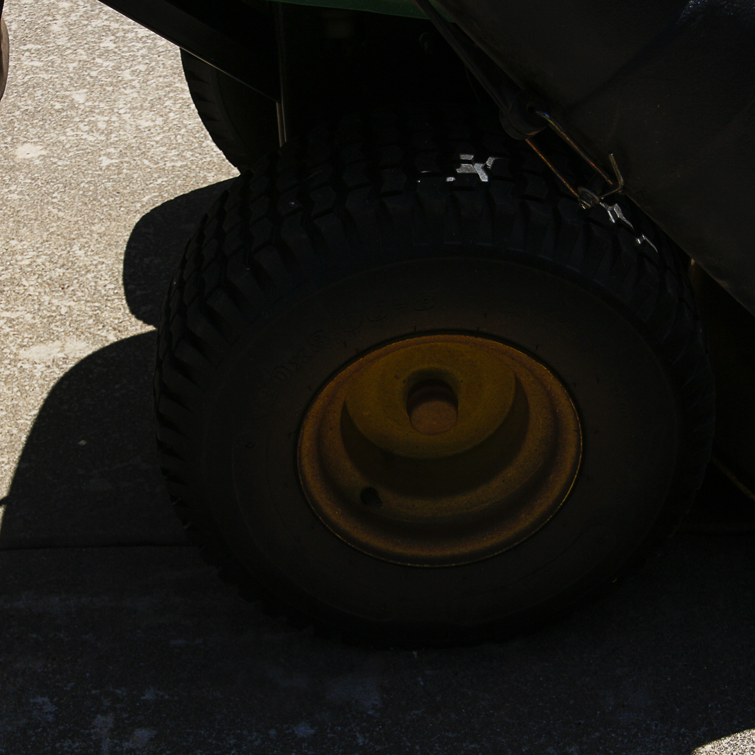 John Deere LA105 Lawn Tractor with Vacuum Attachment