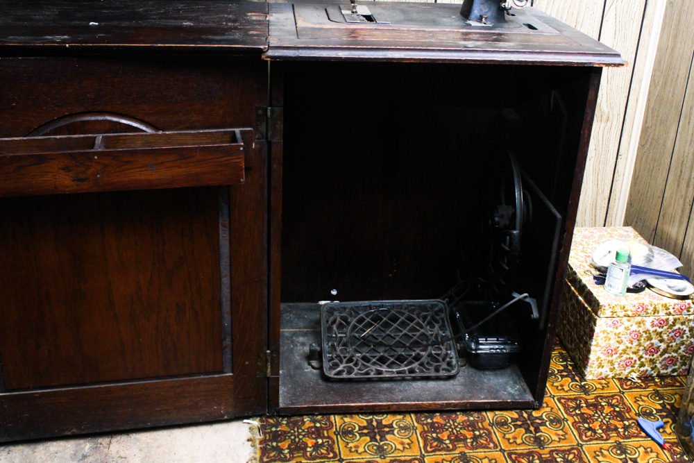 Antique Minnesota Model B Treadle Sewing Machine