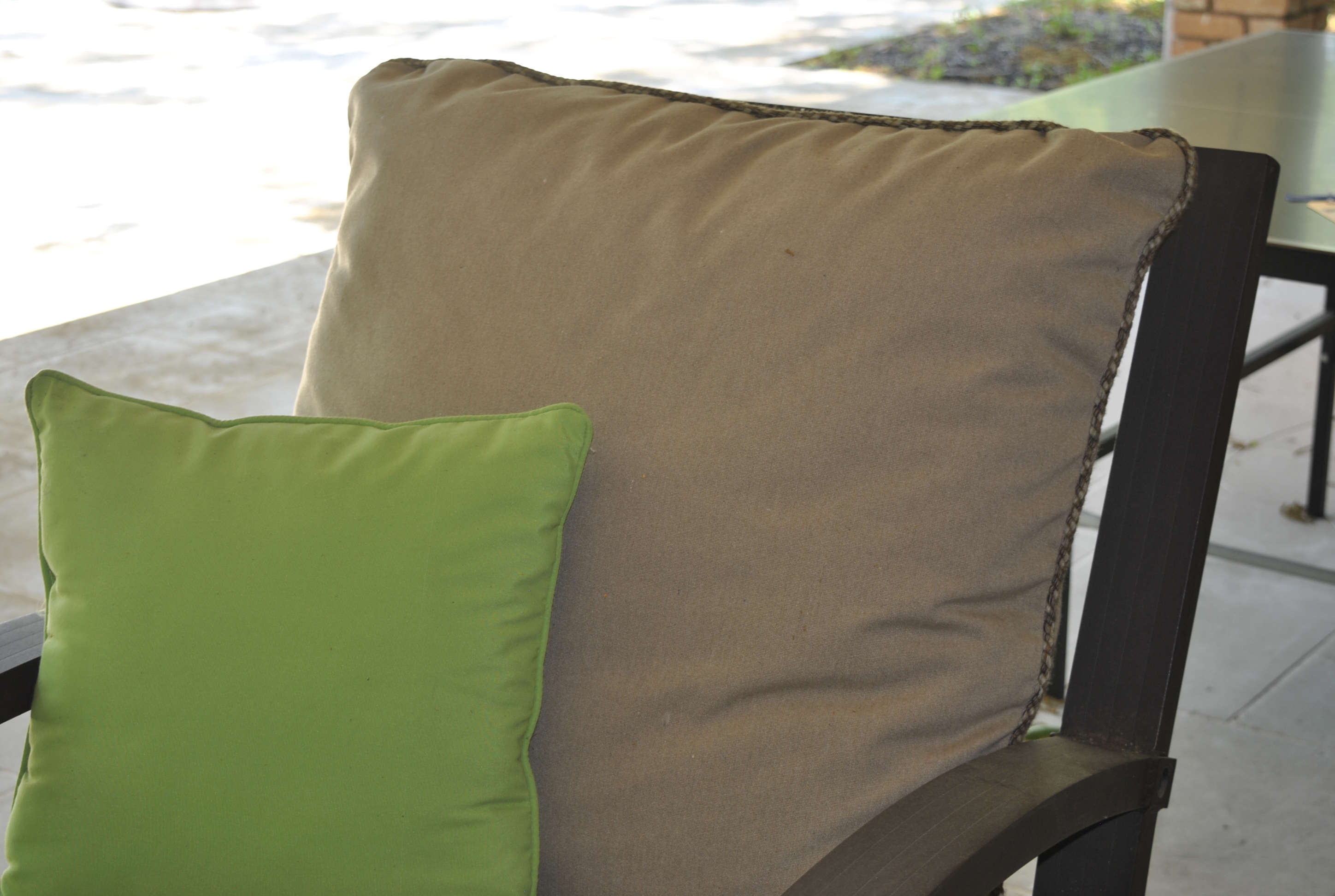 Mallin Atlantis Collection Spring Swivel Club Chair with Brown Metal Frame