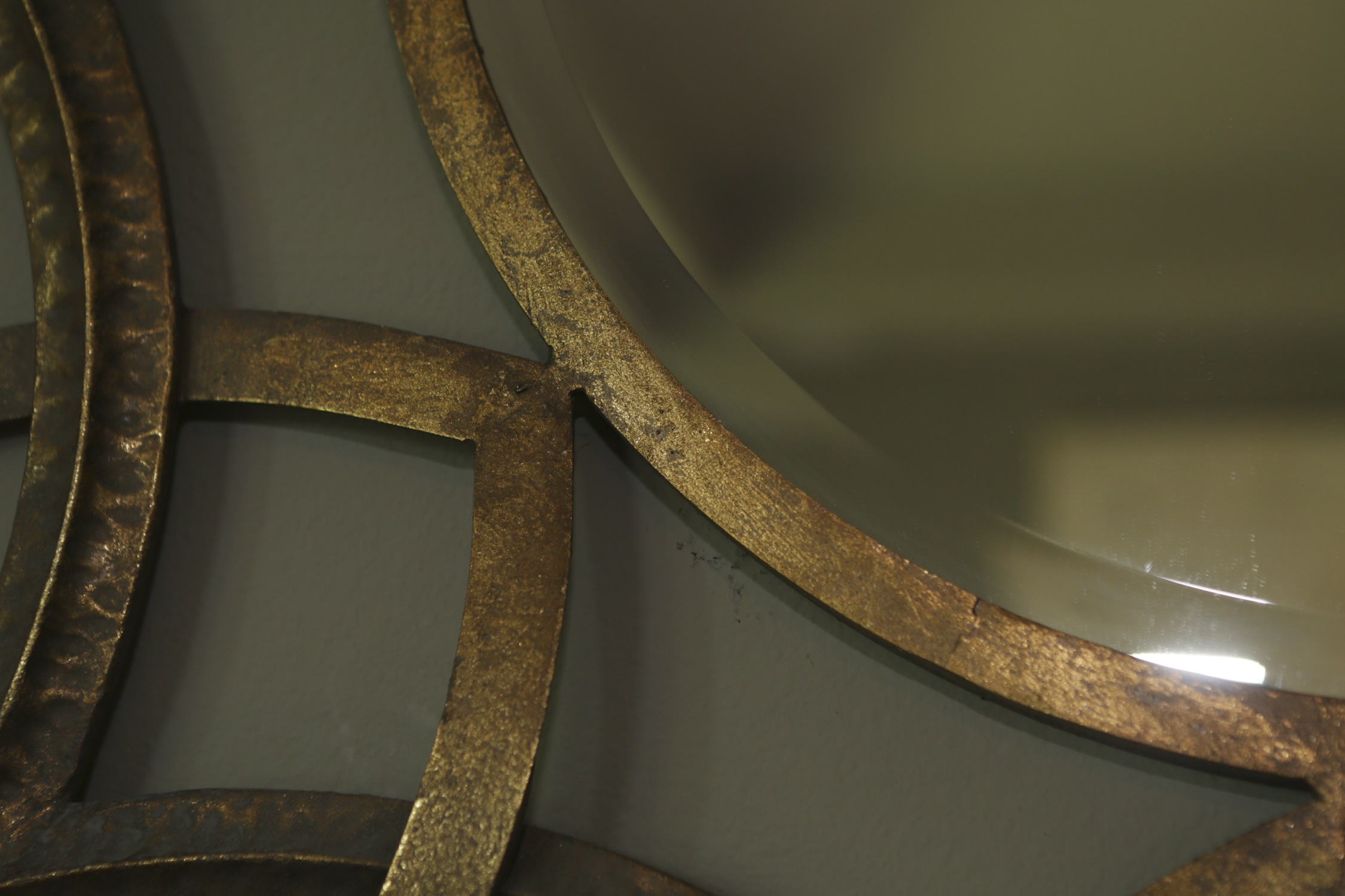 Round Wall Mirror with Contemporary Metal Frame