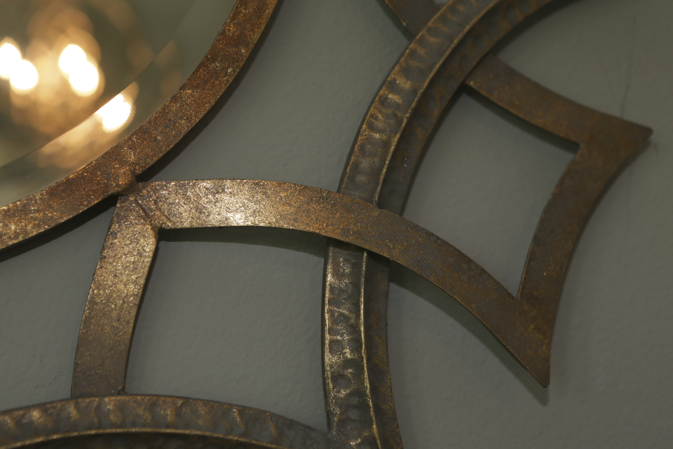 Round Wall Mirror with Contemporary Metal Frame