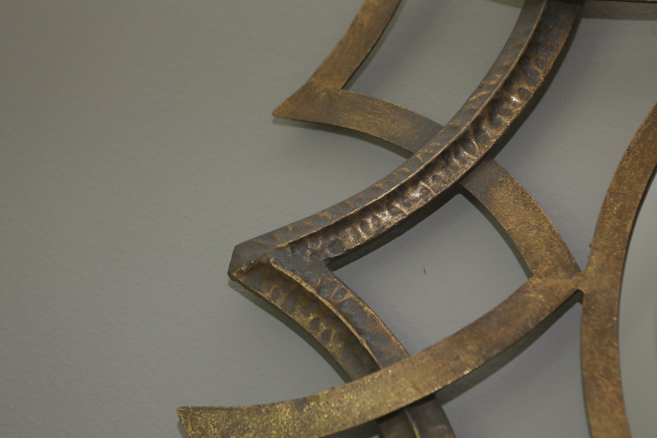 Round Wall Mirror with Contemporary Metal Frame