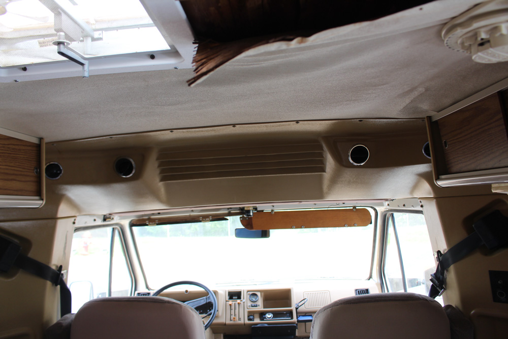 1986 Winnebago LeSharo Camper