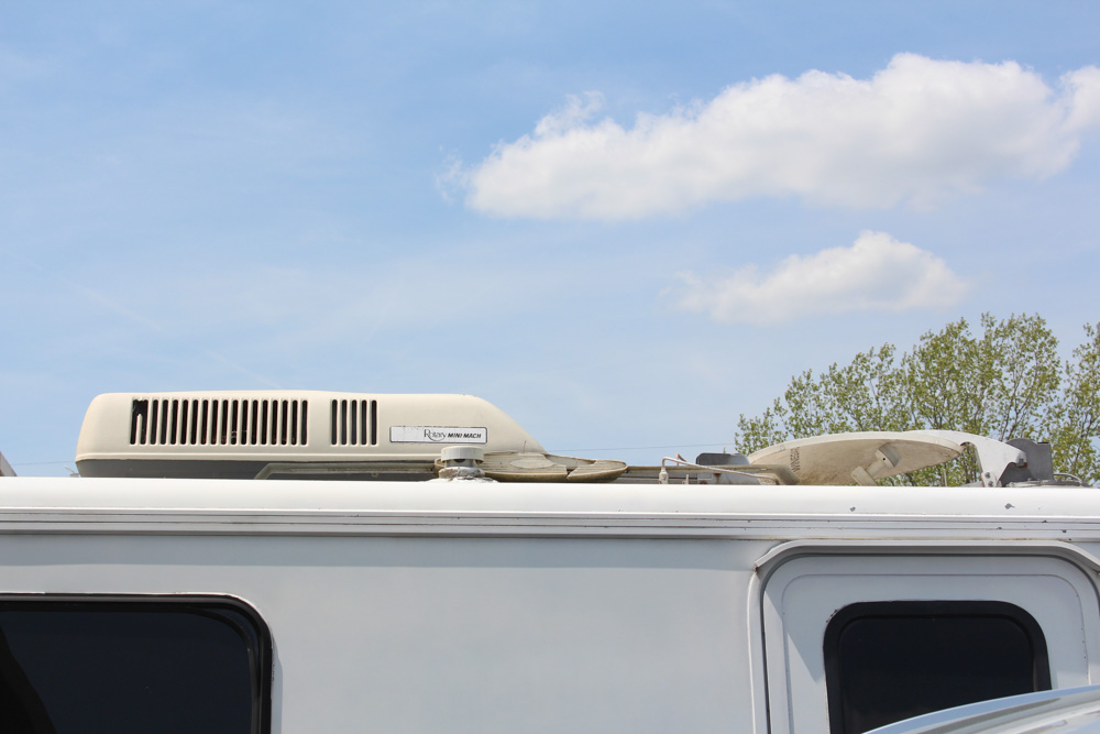 1986 Winnebago LeSharo Camper