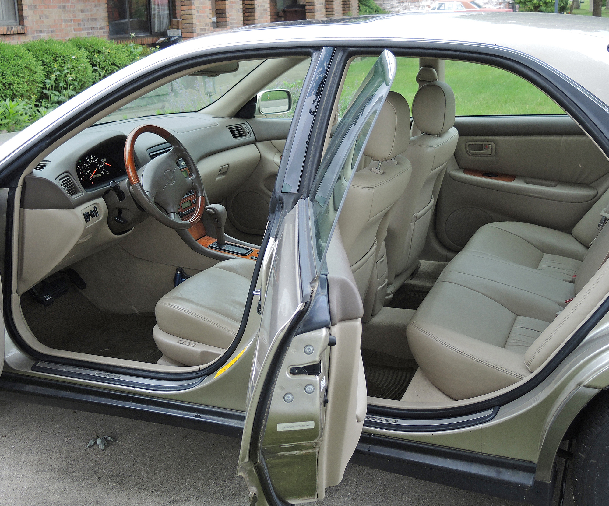 2000 Lexus ES300 Platinum Series Luxury Sedan