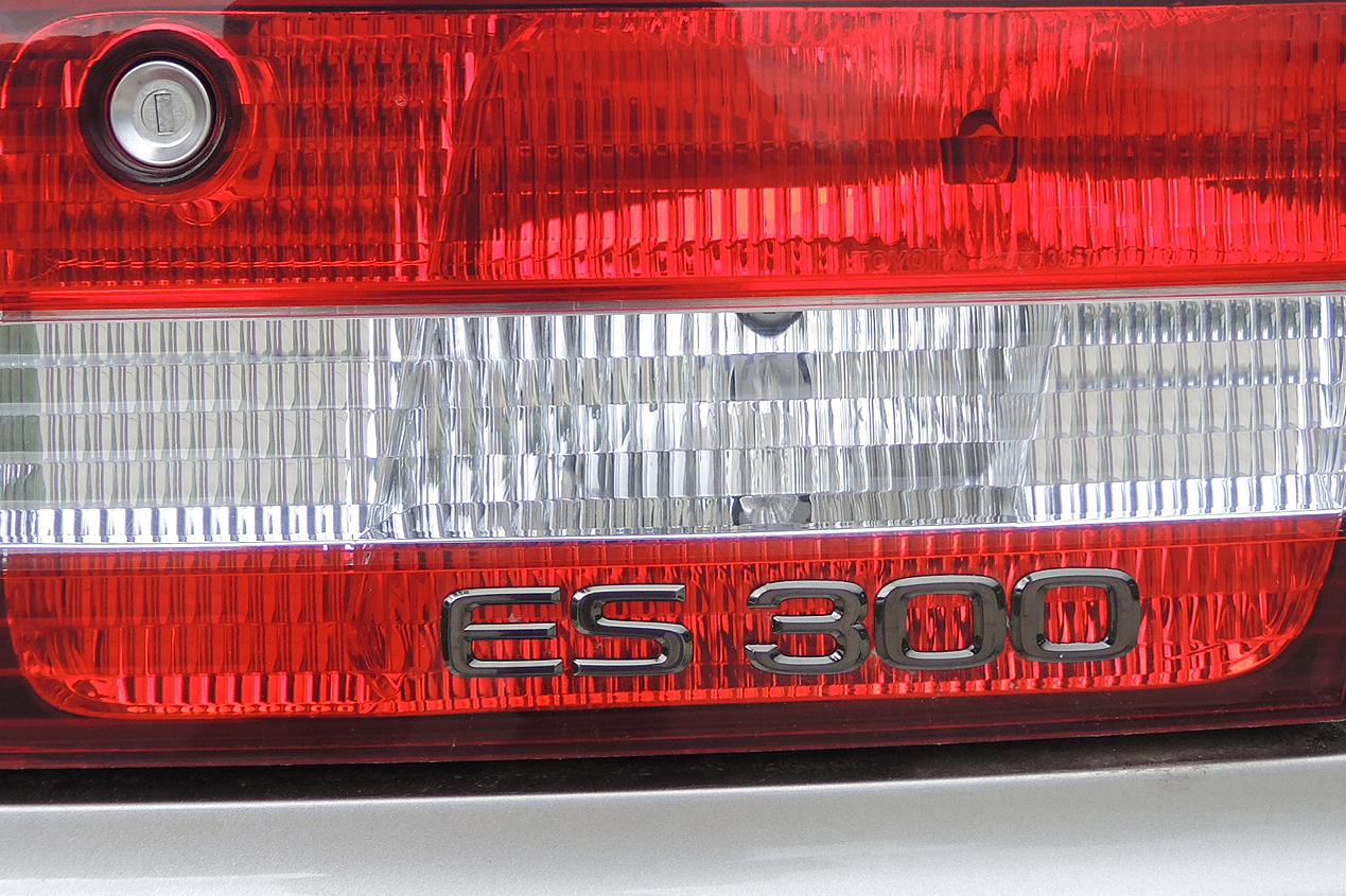 2000 Lexus ES300 Platinum Series Luxury Sedan