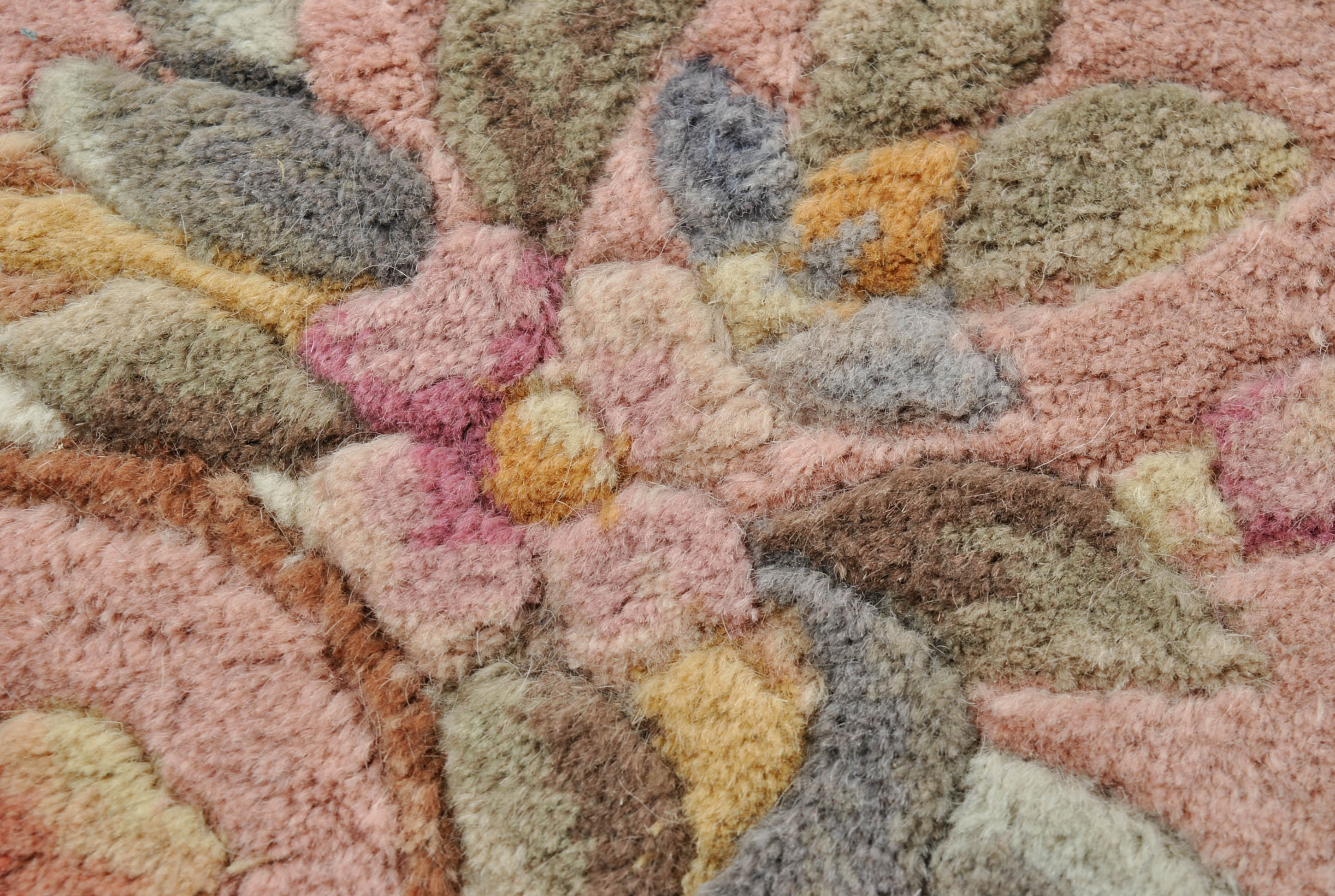 Hand-Tufted Chinese "Harmony" Carved Wool Area Rug by Momeni