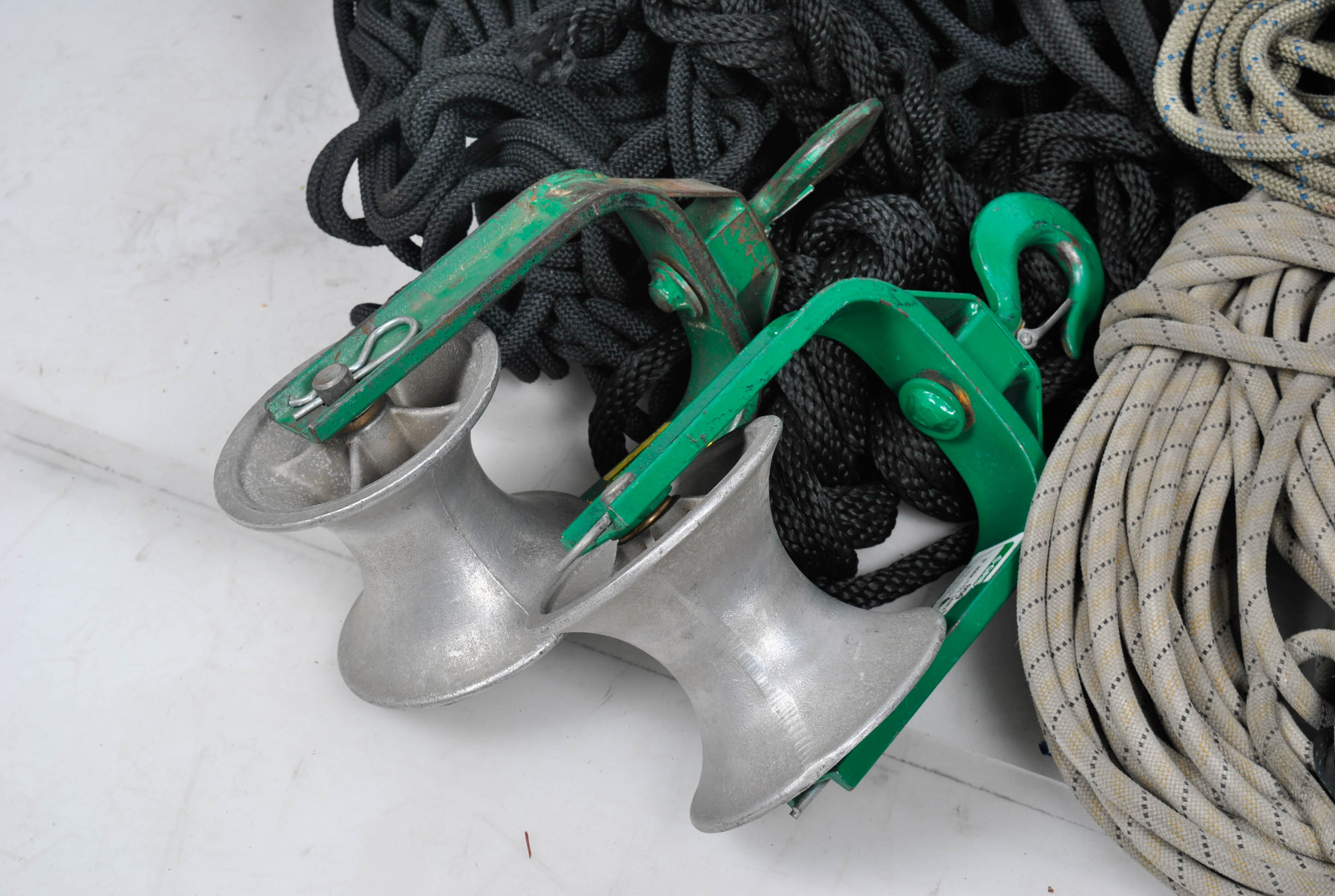 Hook Type Cable Sheaves and Pulleys Assortment with Rubbermaid RoughTote