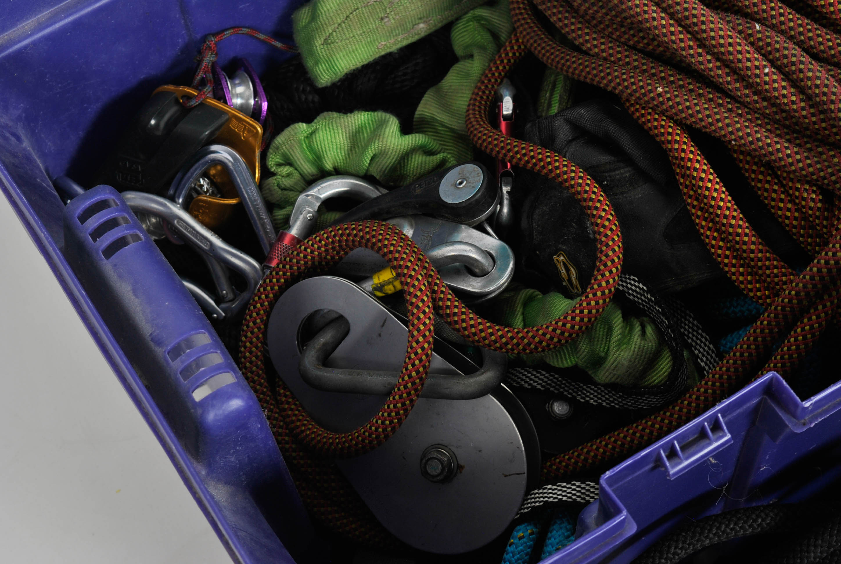 Hook Type Cable Sheaves and Pulleys Assortment with Rubbermaid RoughTote