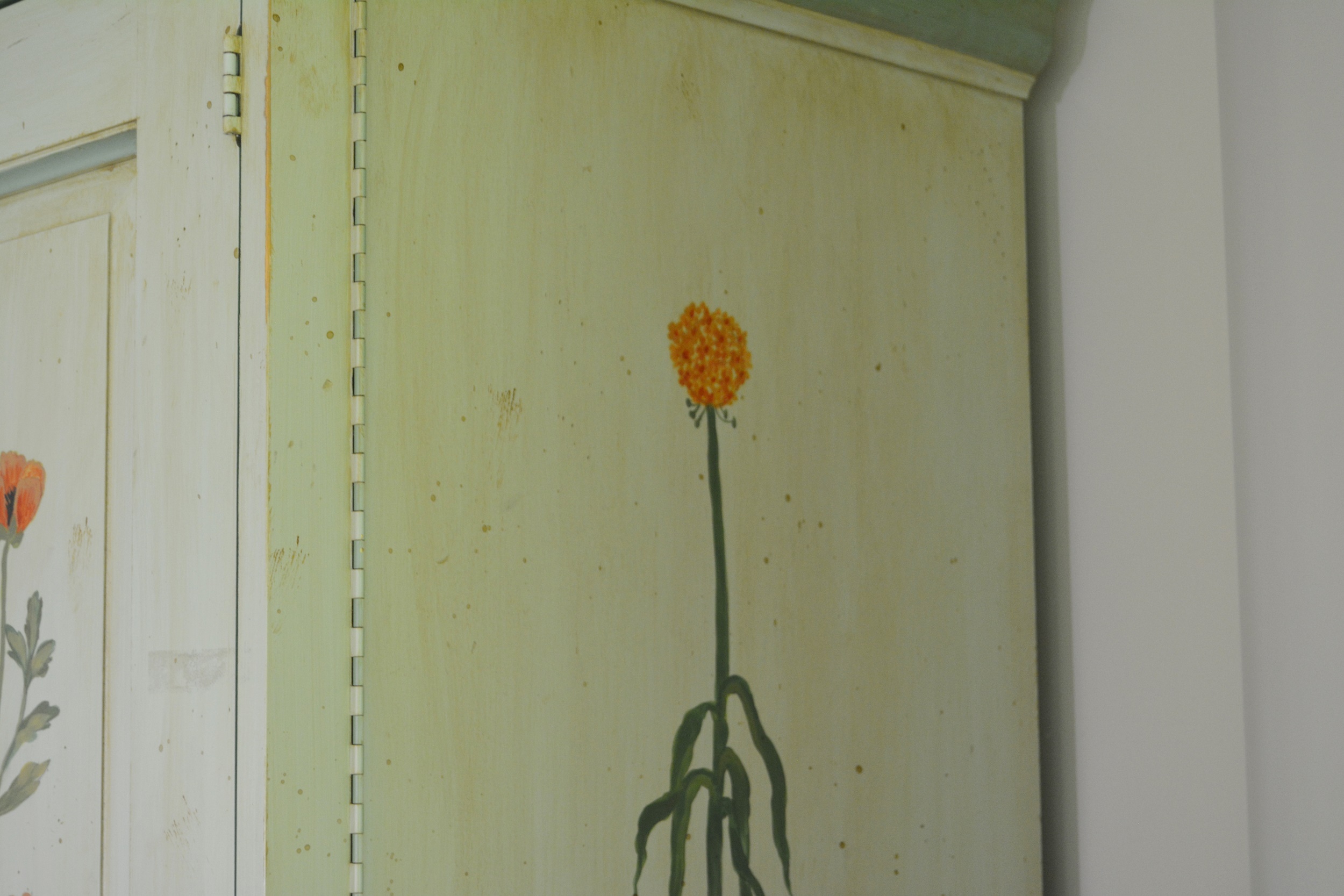 Romweber Botanical Style Painted Armoire/Entertainment Center EBTH