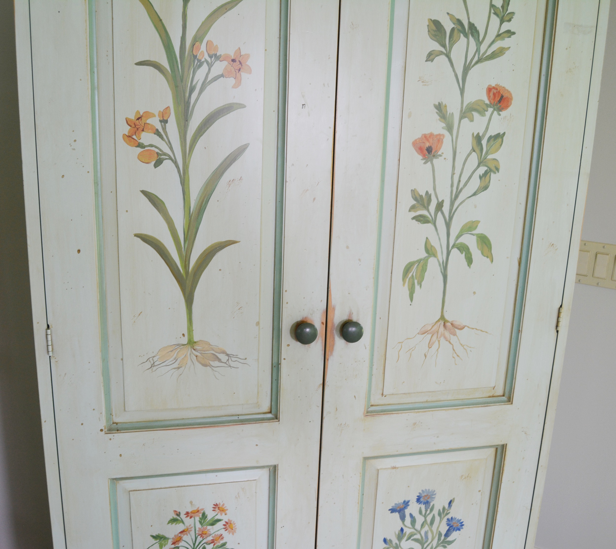 Romweber Botanical Style Painted Armoire/Entertainment Center EBTH