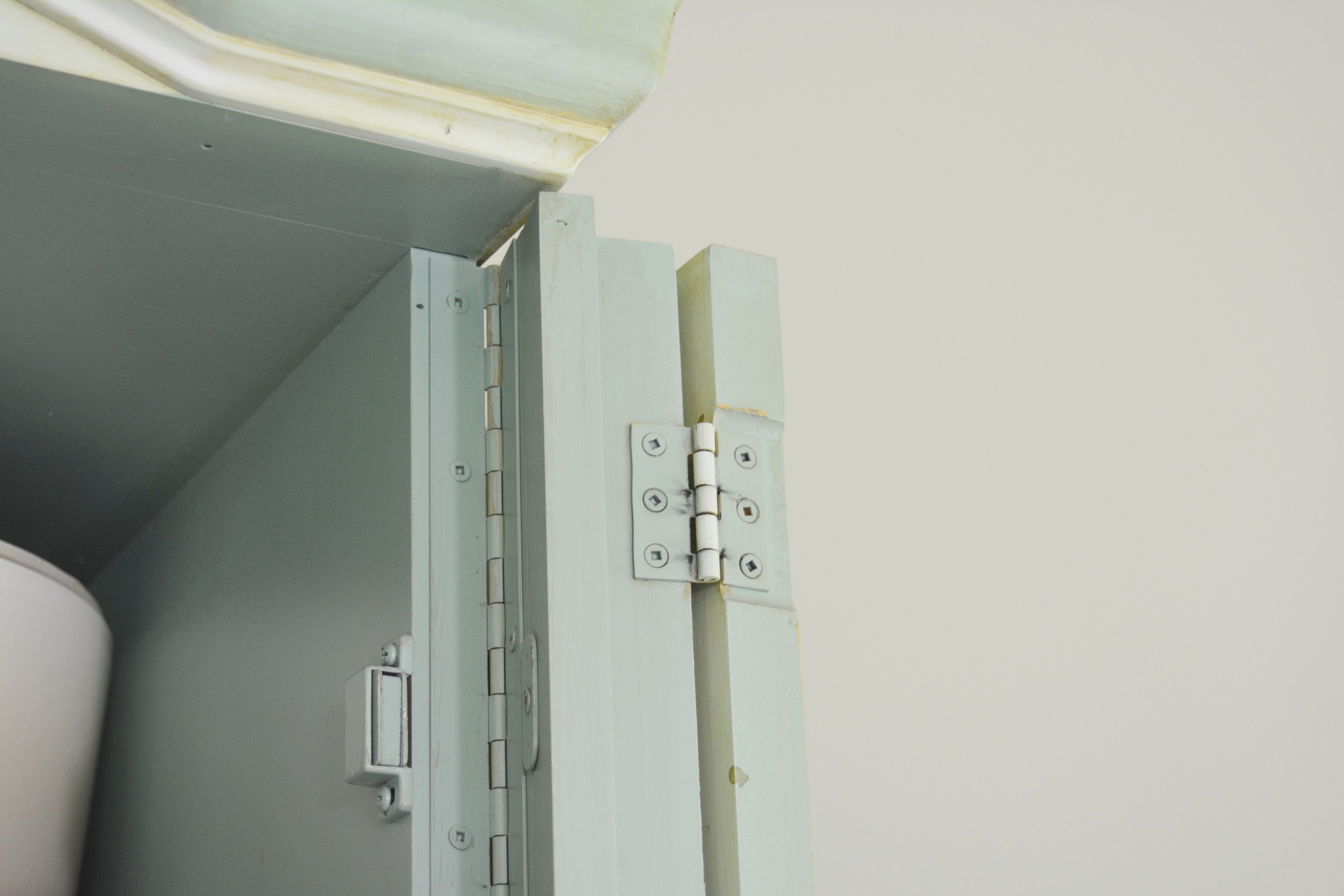 Romweber Botanical Style Painted Armoire/Entertainment Center EBTH