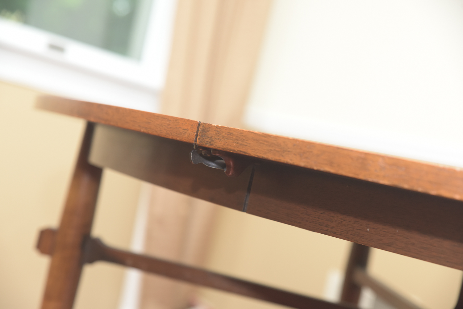 Mid Century Modern Oval Dining Table