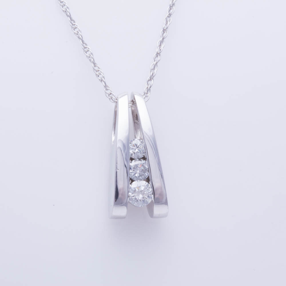 14K White Gold Diamond Pendant Necklace