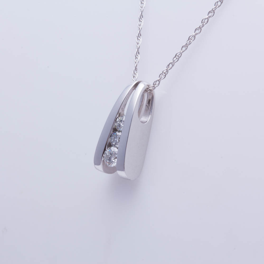 14K White Gold Diamond Pendant Necklace