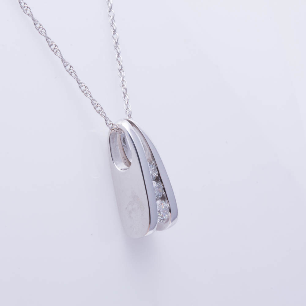 14K White Gold Diamond Pendant Necklace