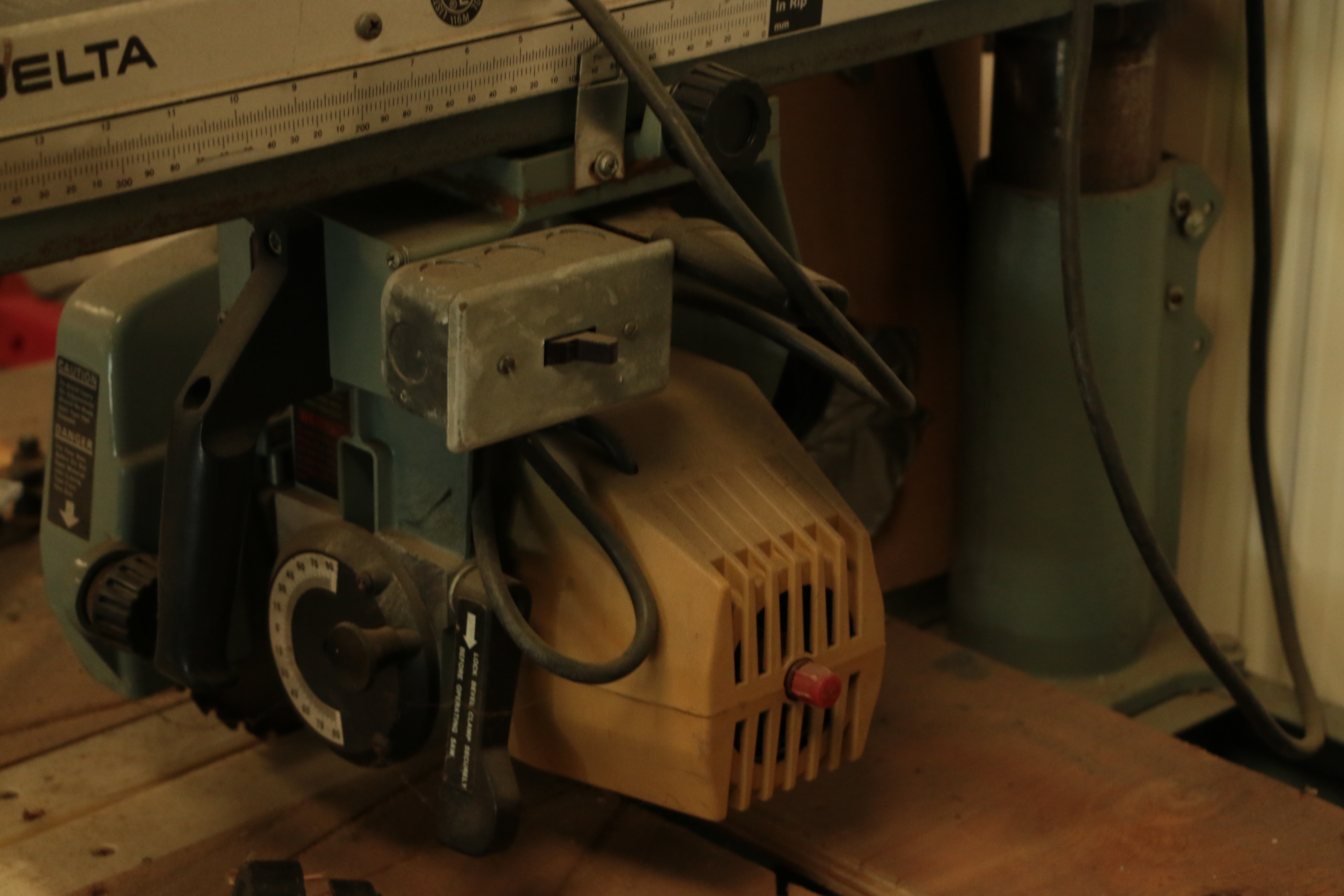 Delta Model 10 Deluxe Radial Arm Saw with Table