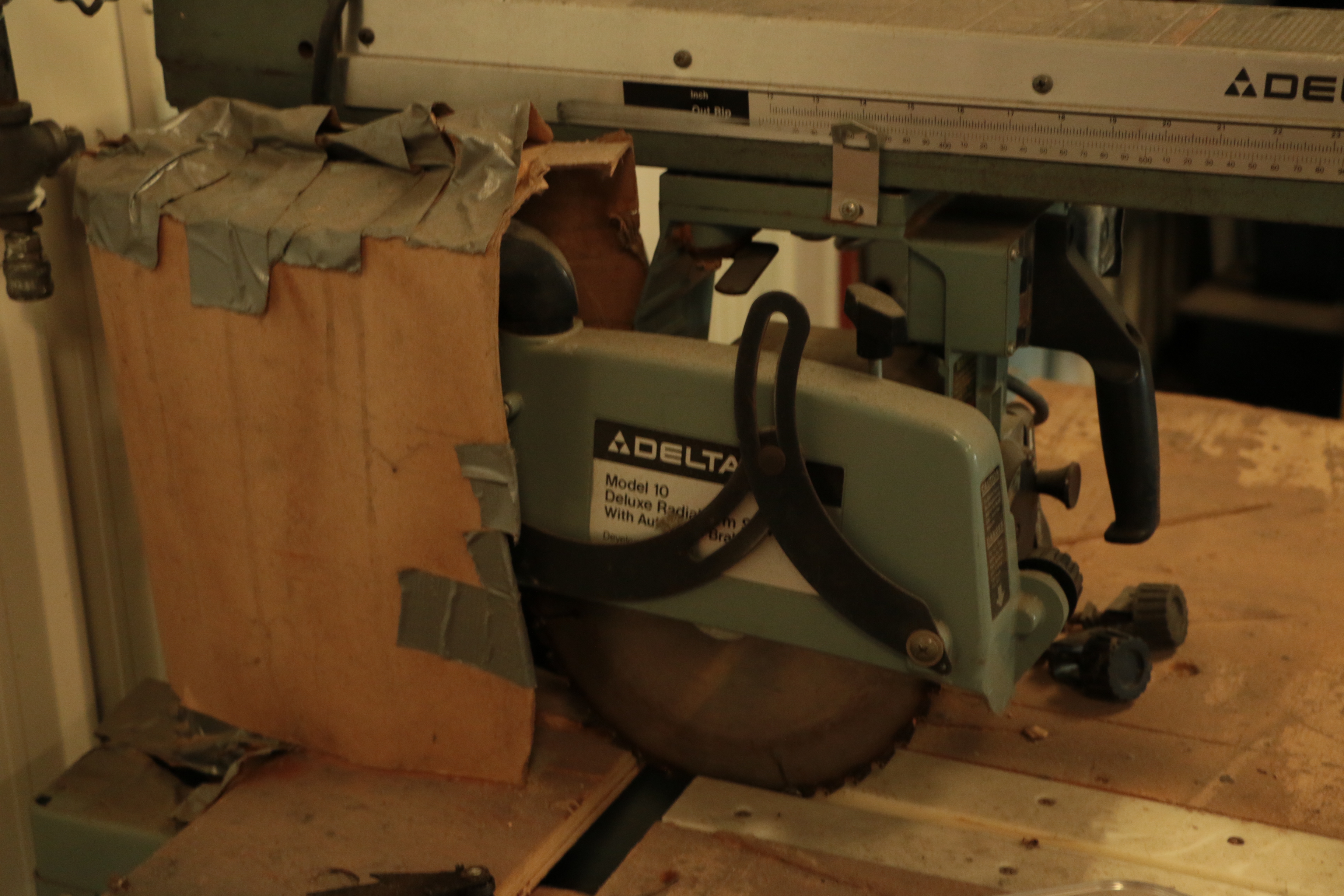 Delta Model 10 Deluxe Radial Arm Saw with Table