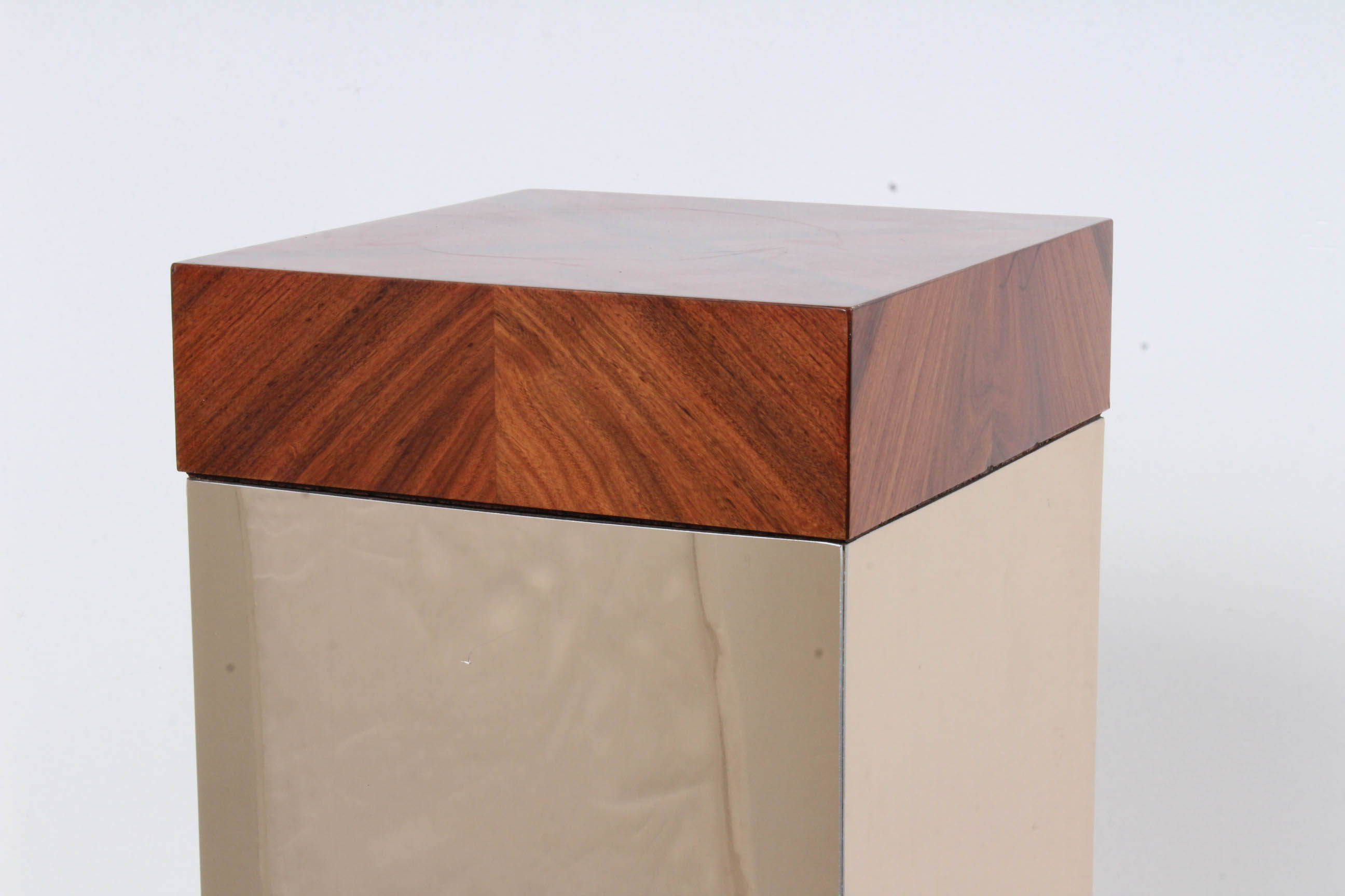 Mirrored Display Column