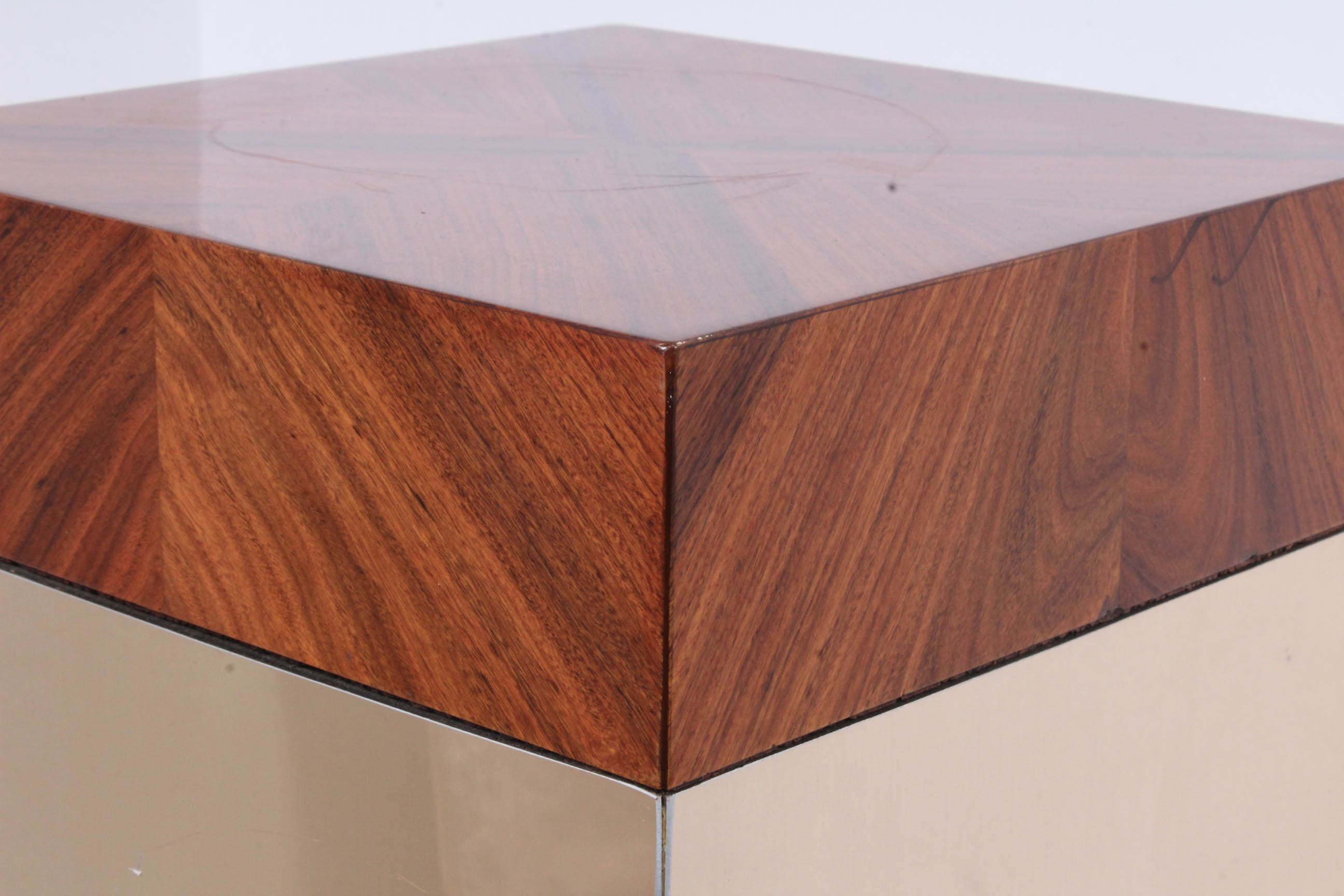 Mirrored Display Column