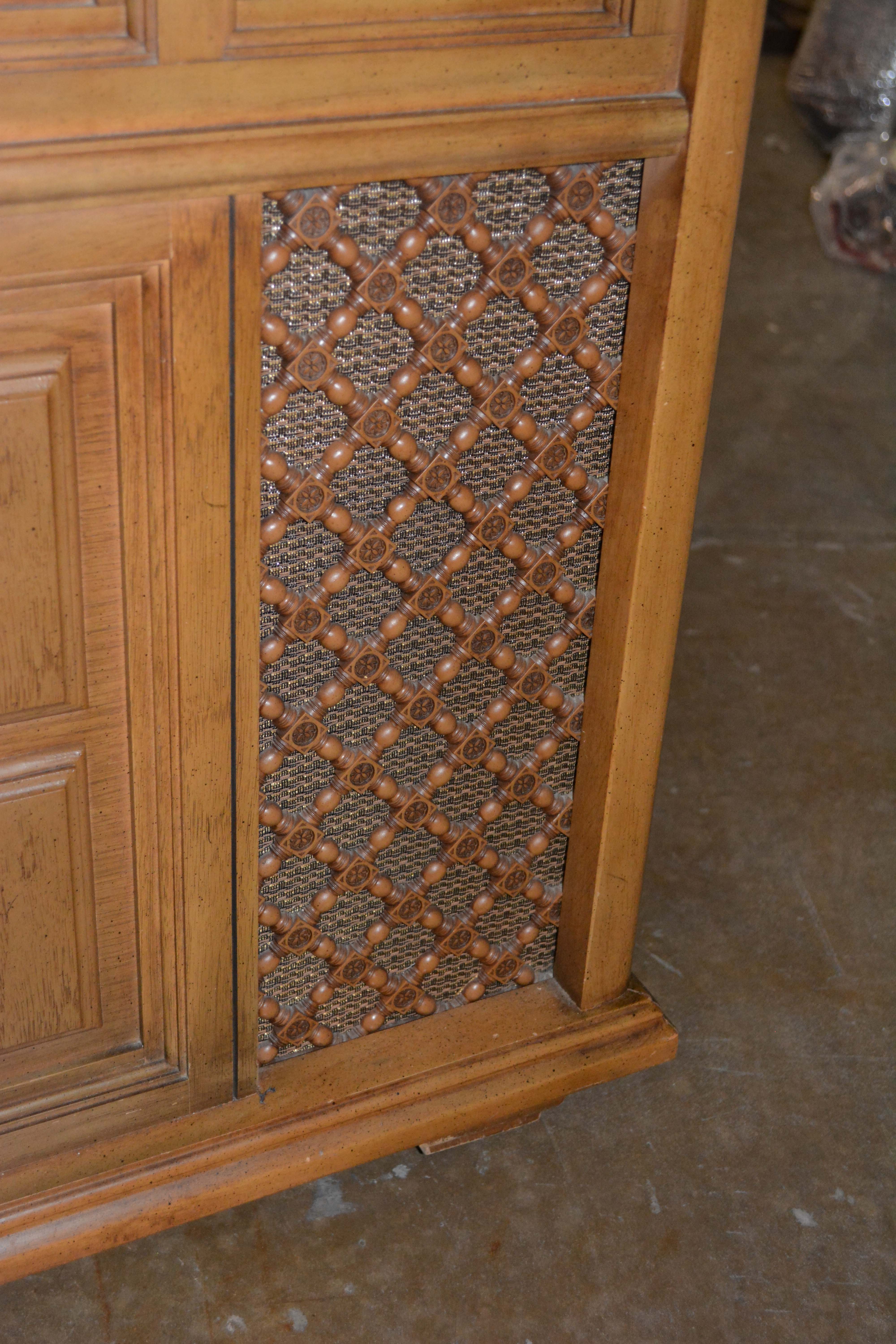 Vintage Mid-Century Magnavox Stereo Console