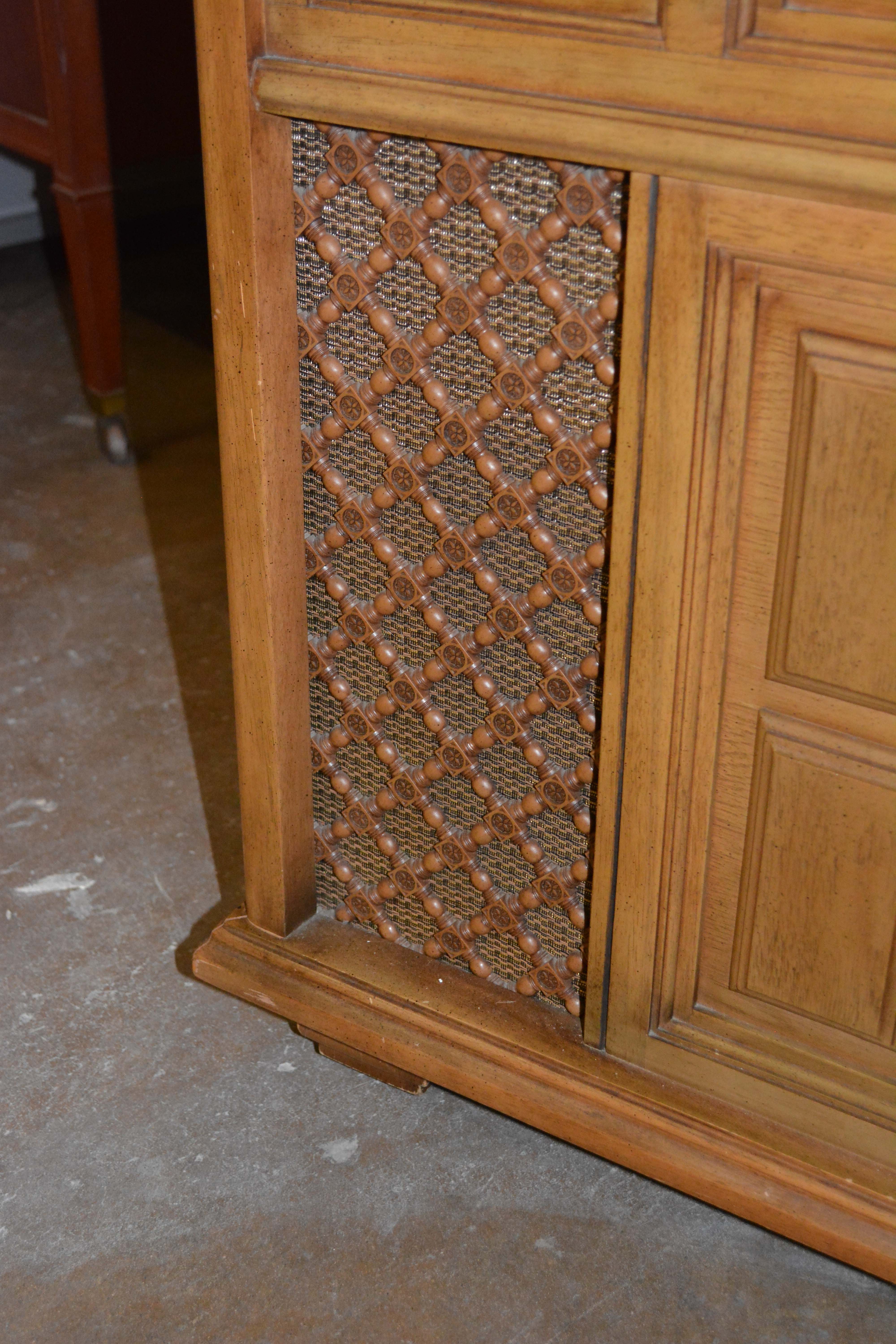 Vintage Mid-Century Magnavox Stereo Console