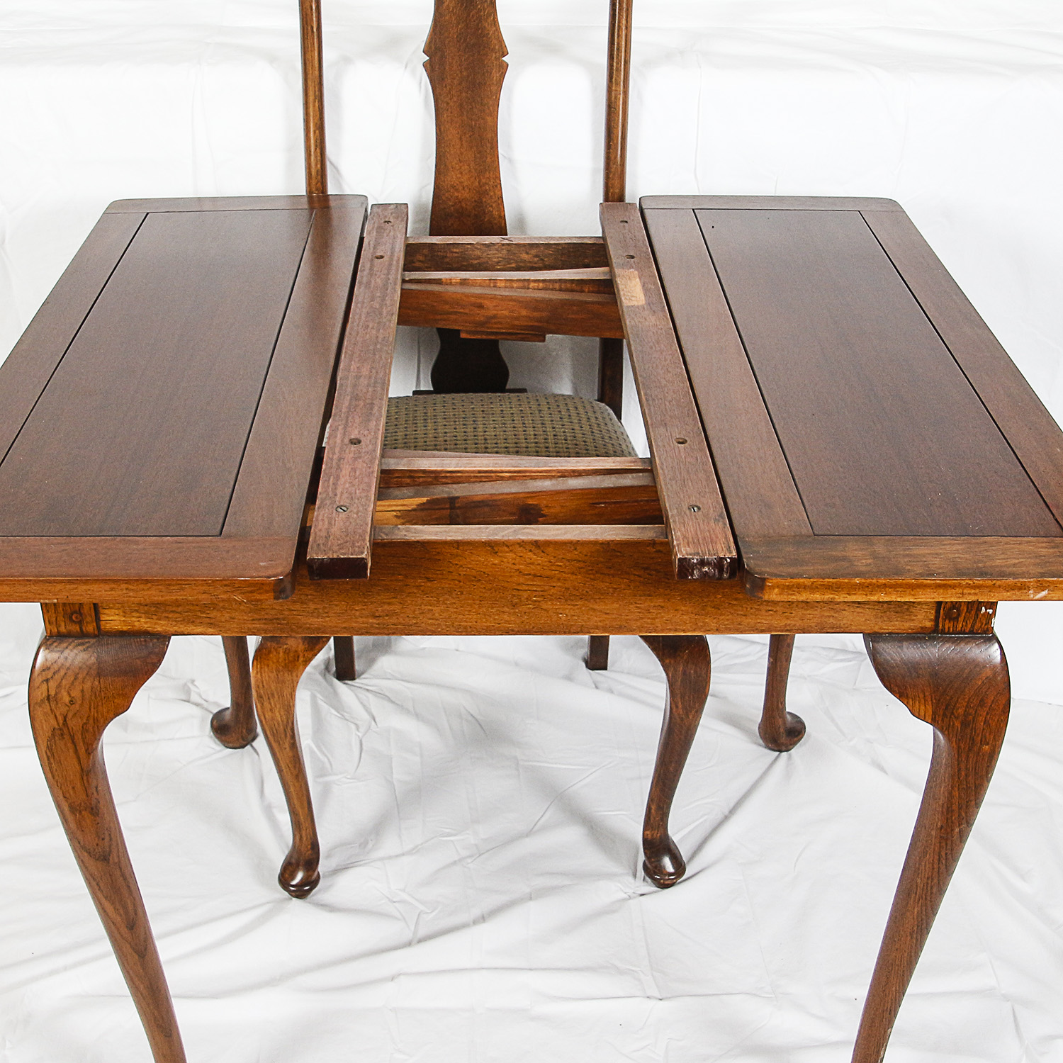 Queen Anne Style Extendable Table with Side Chairs