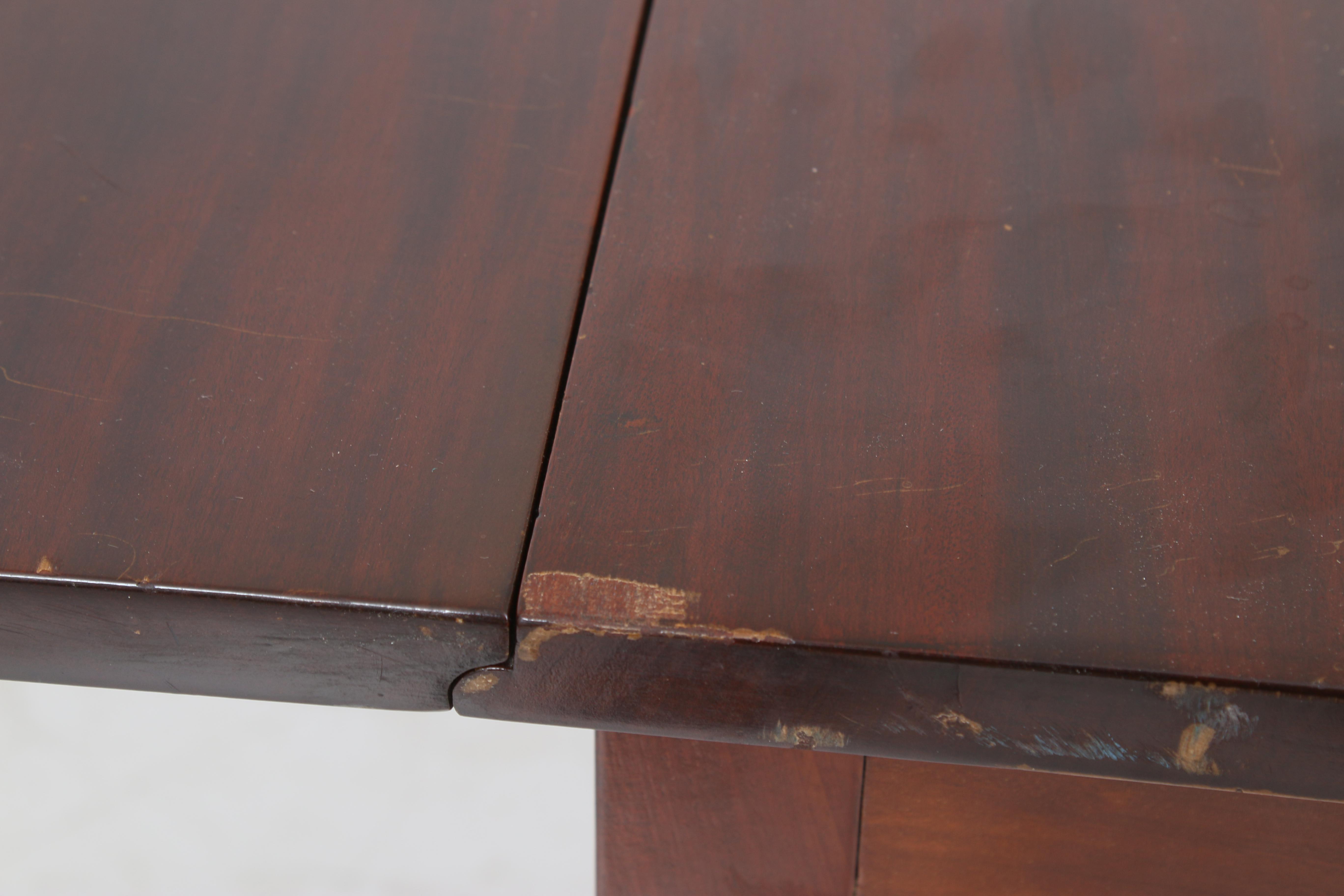 Early 20th Century Federal Style Mahogany Drop-Leaf Dining Table