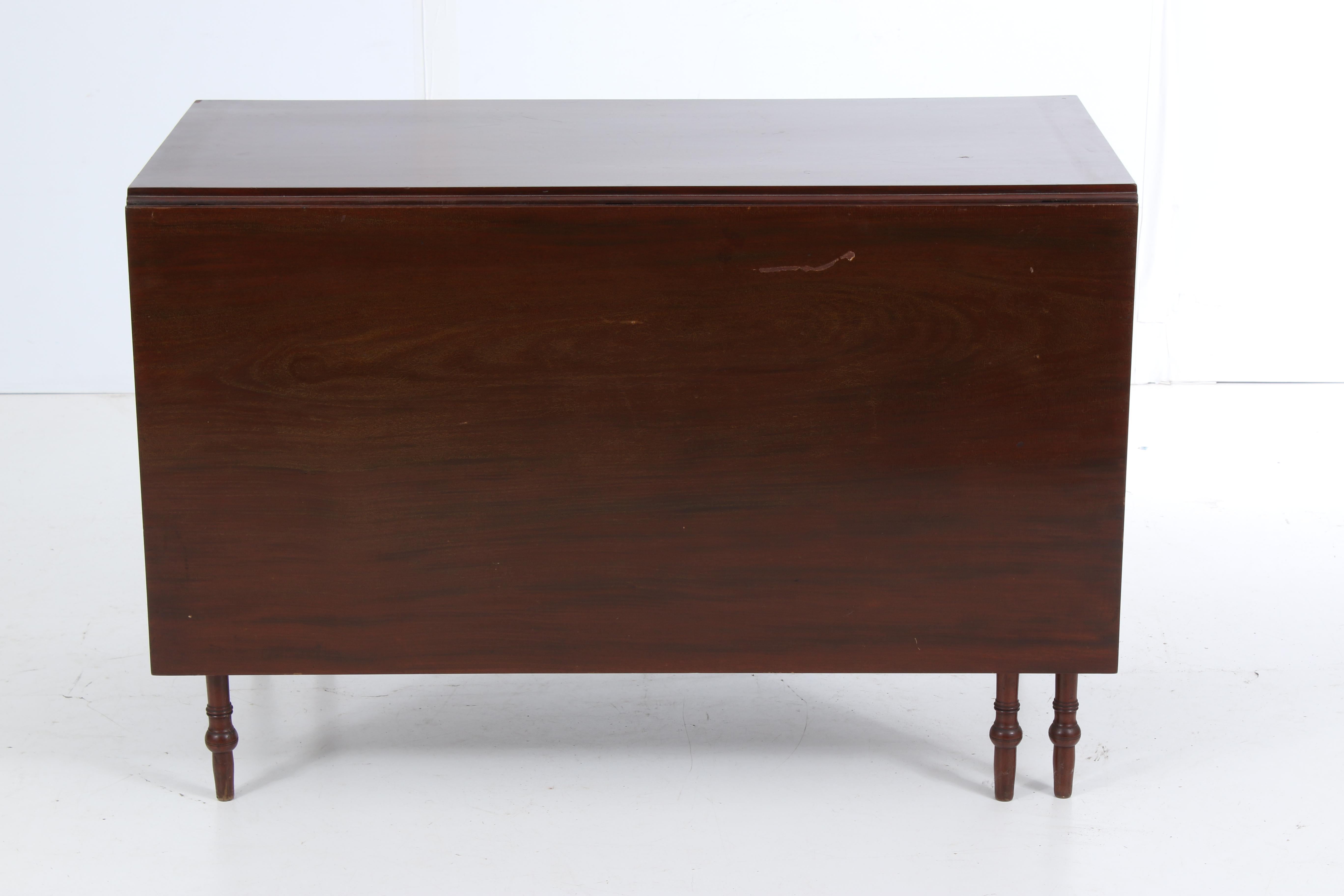 Early 20th Century Federal Style Mahogany Drop-Leaf Dining Table