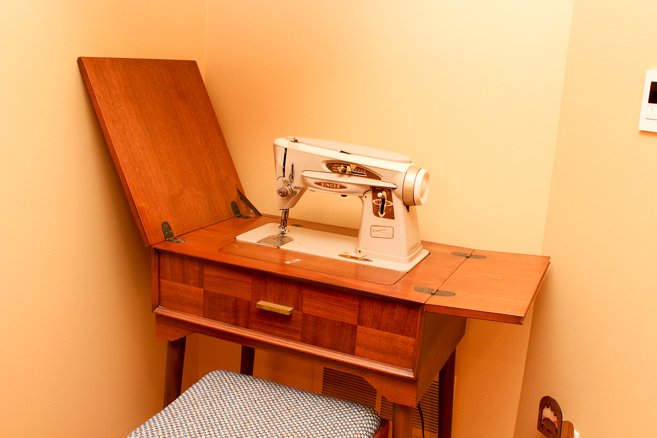 Singer Sewing Machine 503A in Mid Century Cabinet