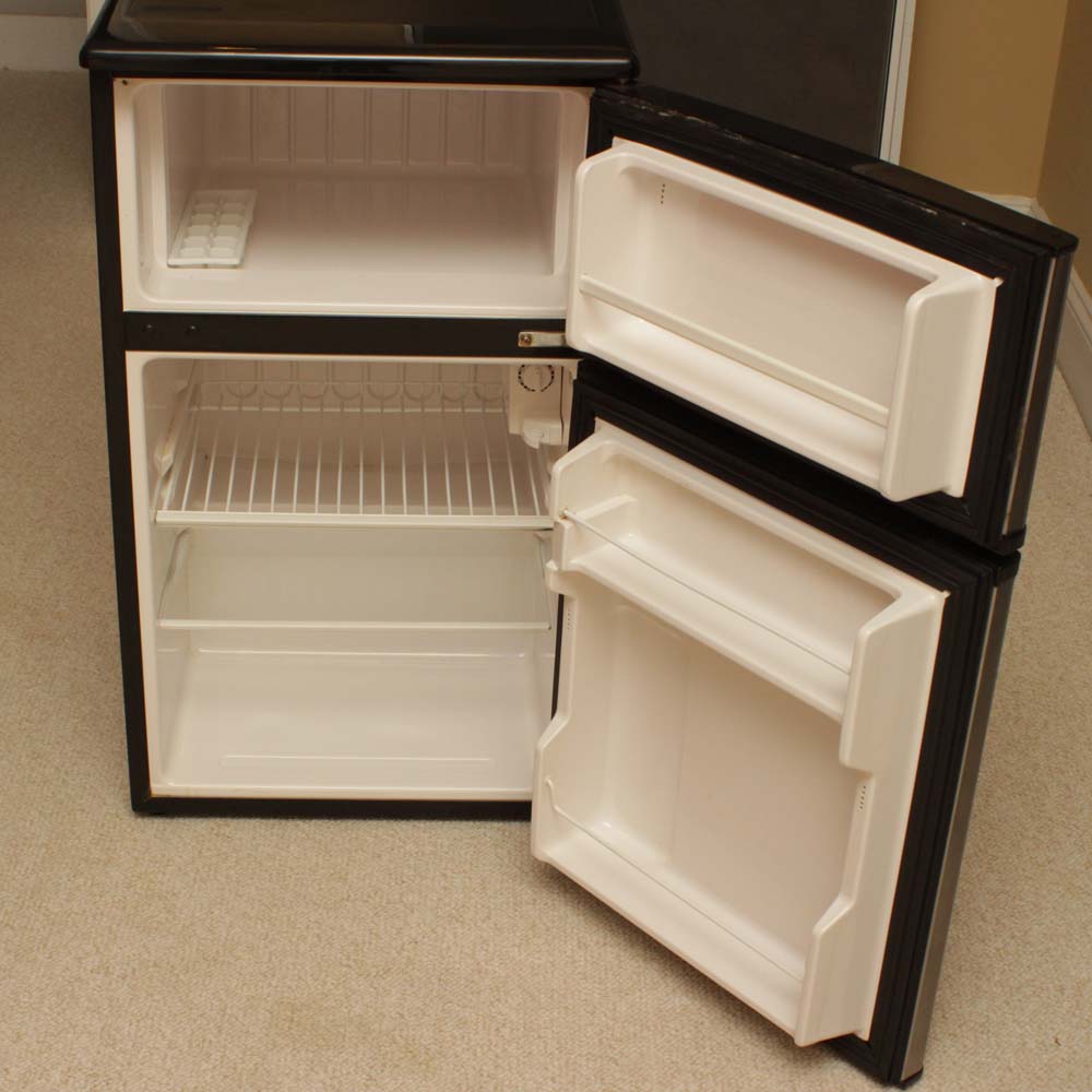 Avanti Mini Refridgerator