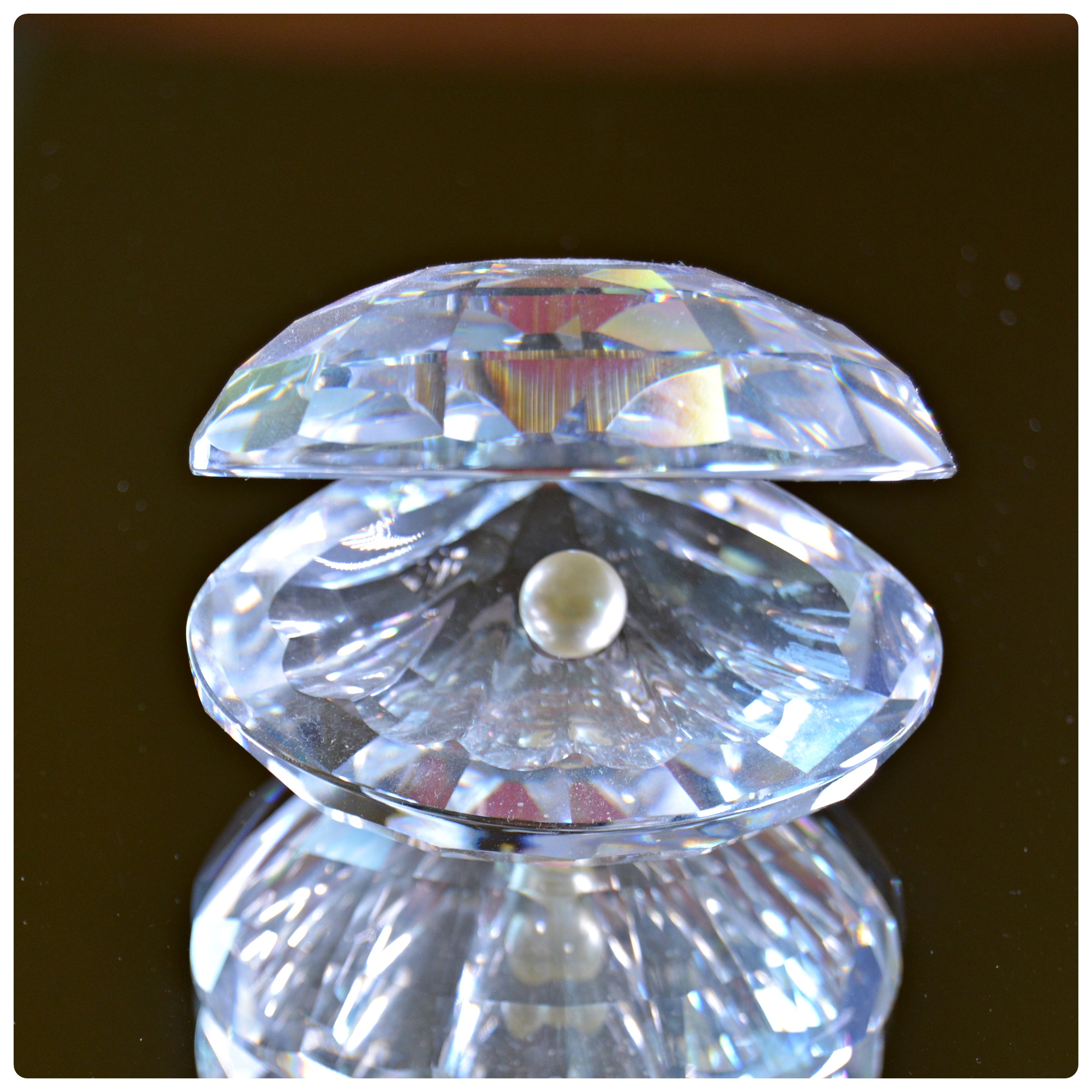 Swarovski Crystal Clam Shell With Pearl