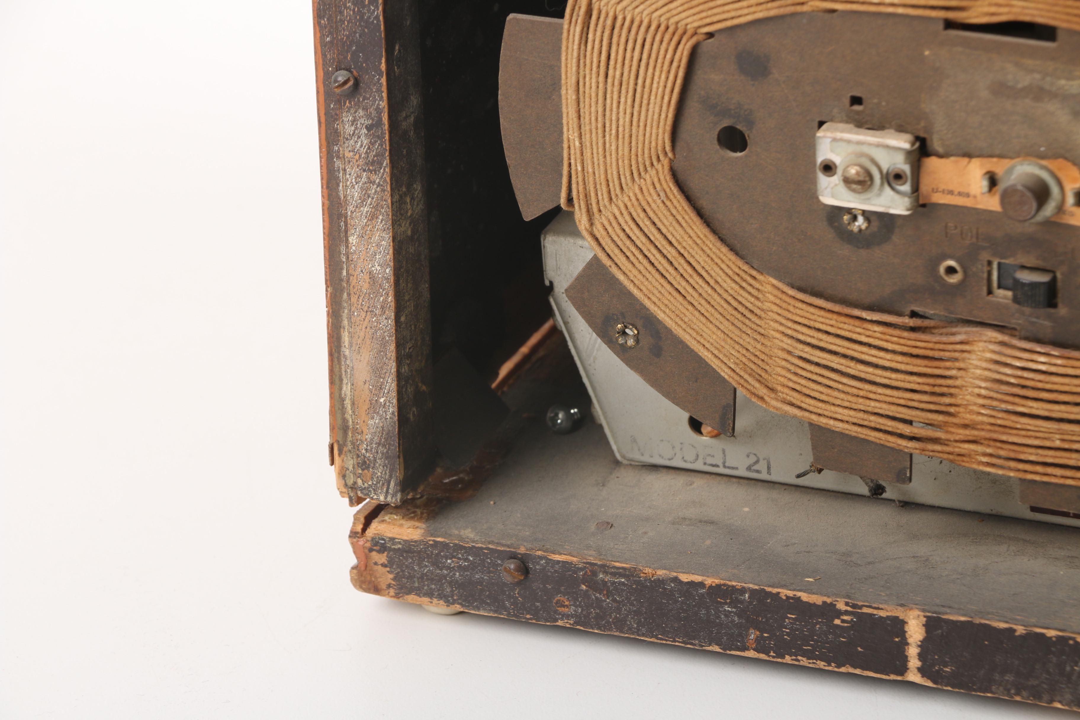 Vintage Crosley Broadcast and Short Wave Tabletop Radio