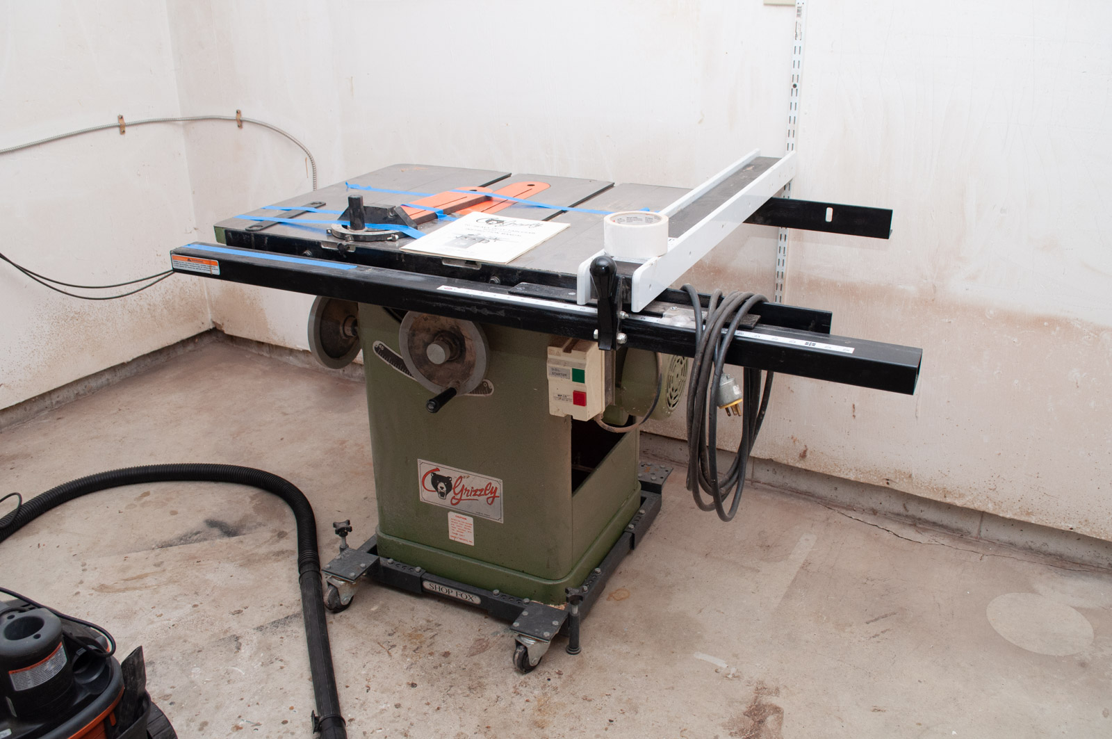 Grizzly 10" Heavy Duty Tablesaw with Shop Fox Fence and 2 Zero Gap Inserts