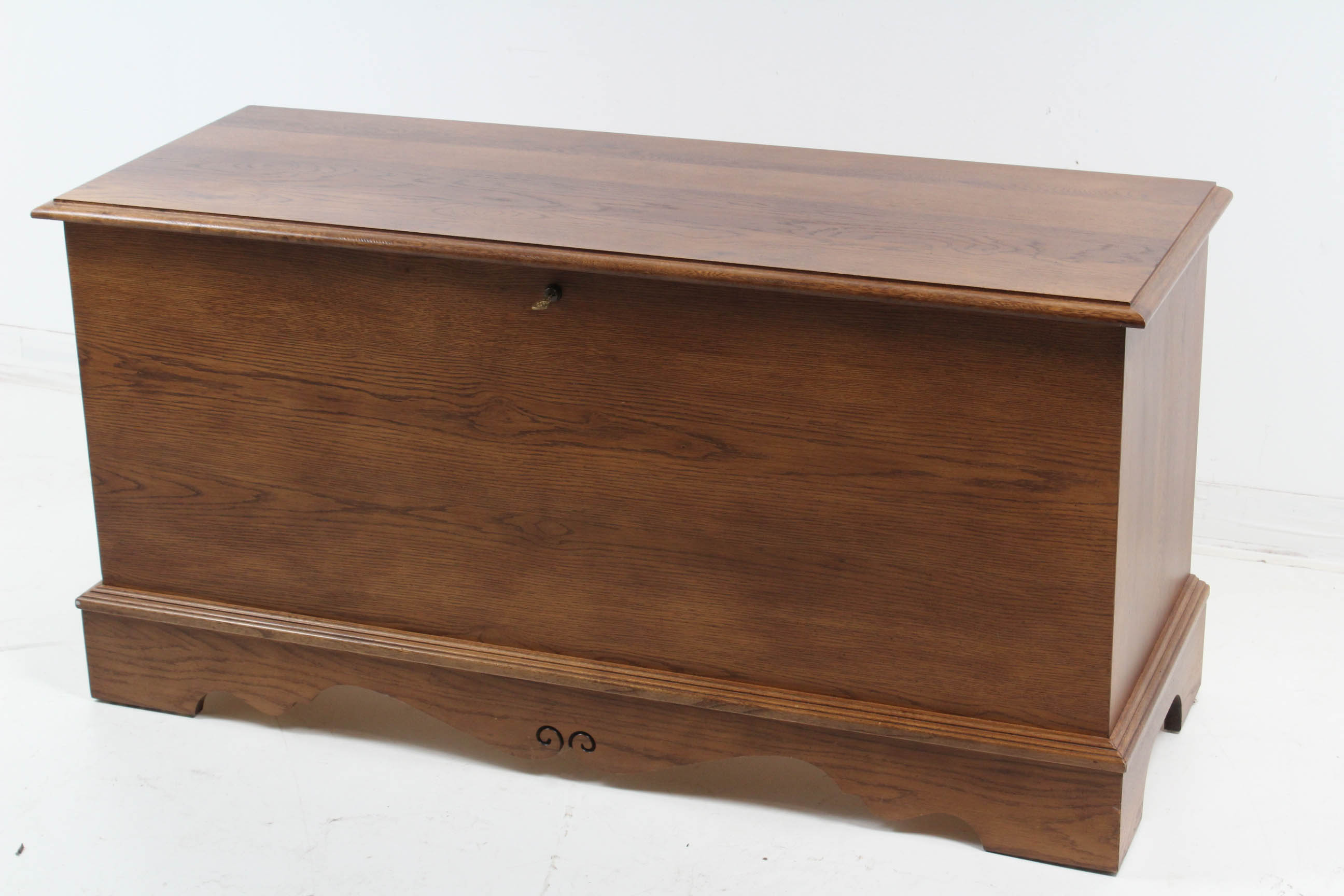 Vintage Lane Oak Veneer Cedar Chest