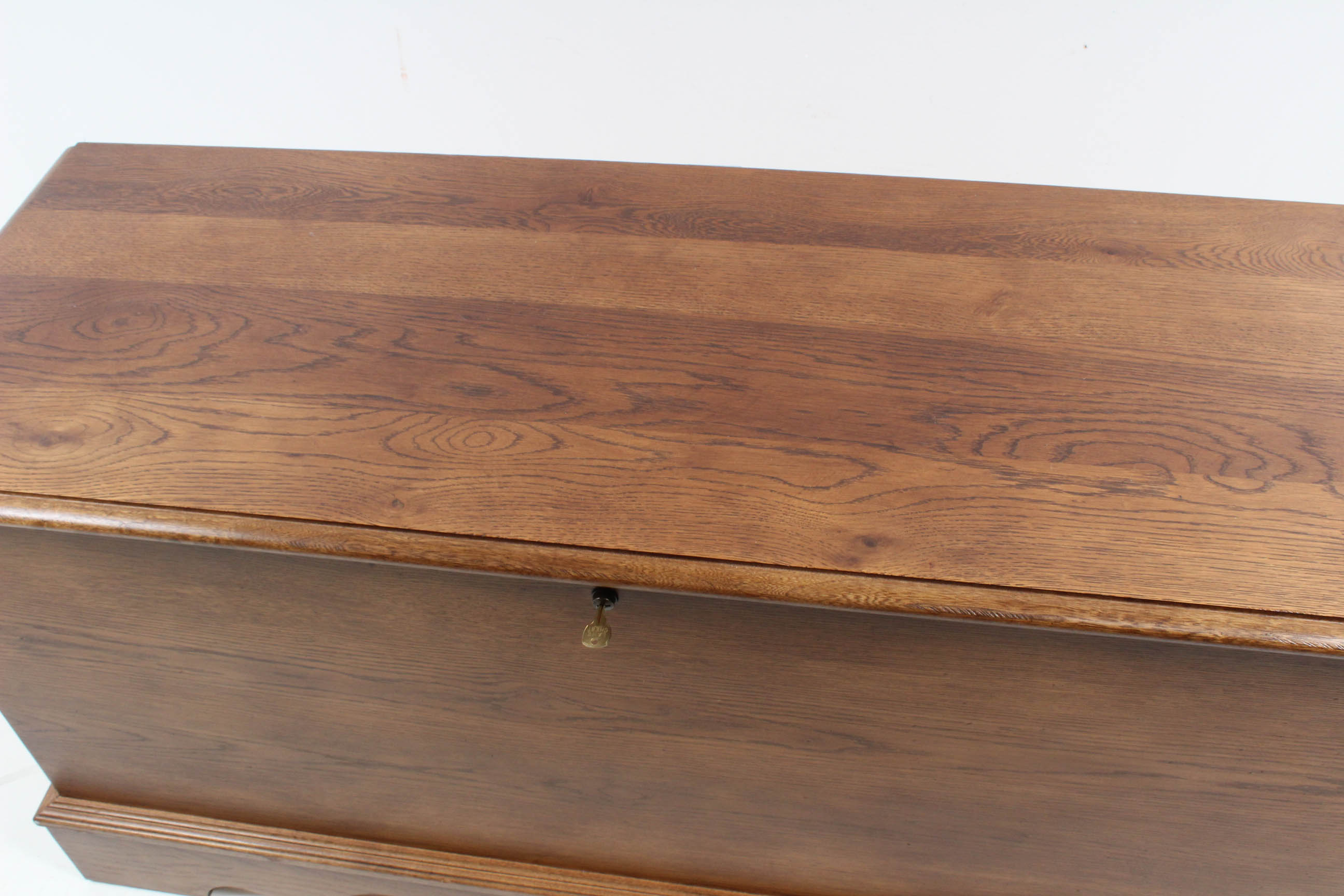 Vintage Lane Oak Veneer Cedar Chest