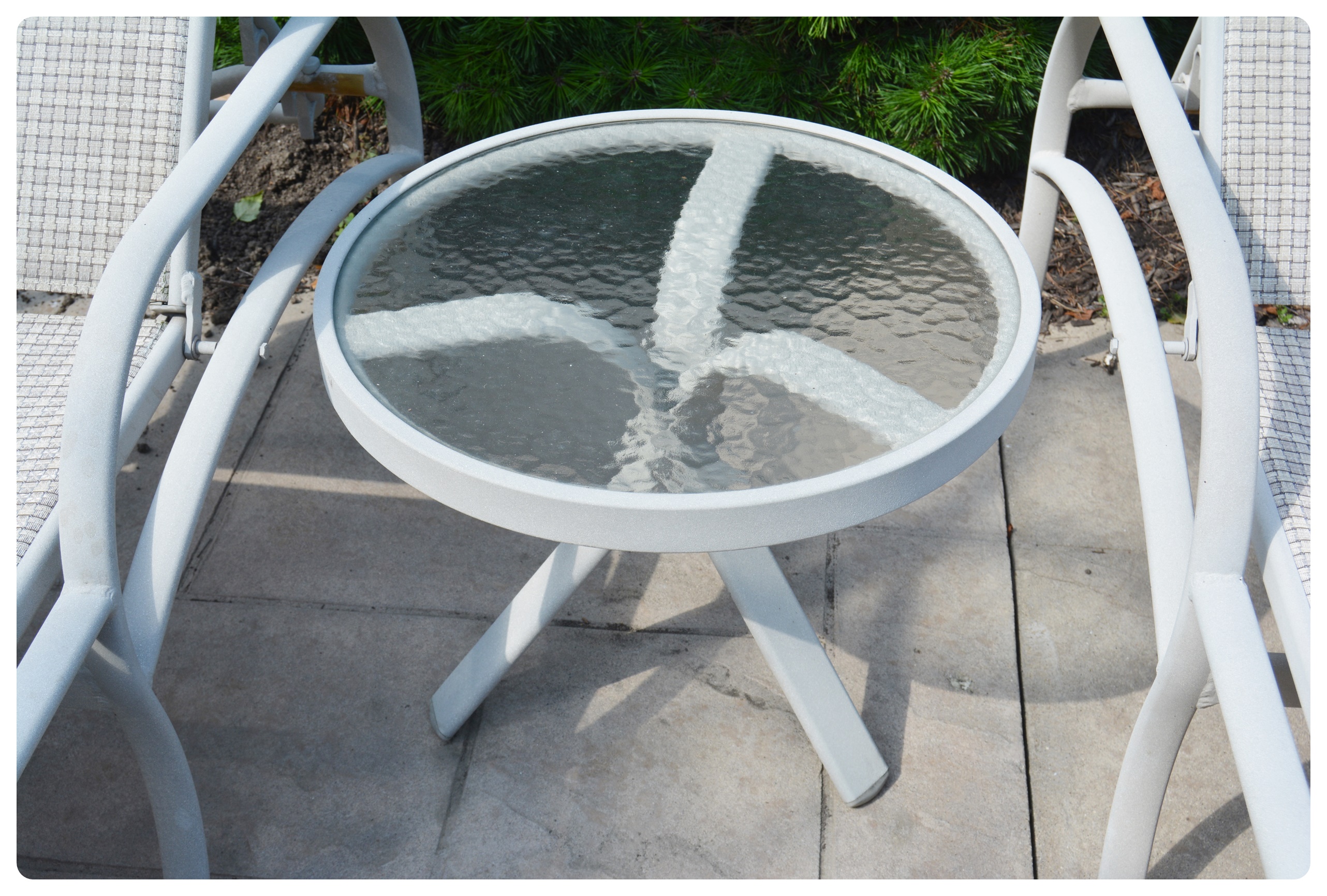 Tropitone Patio Lounge Chairs and Table