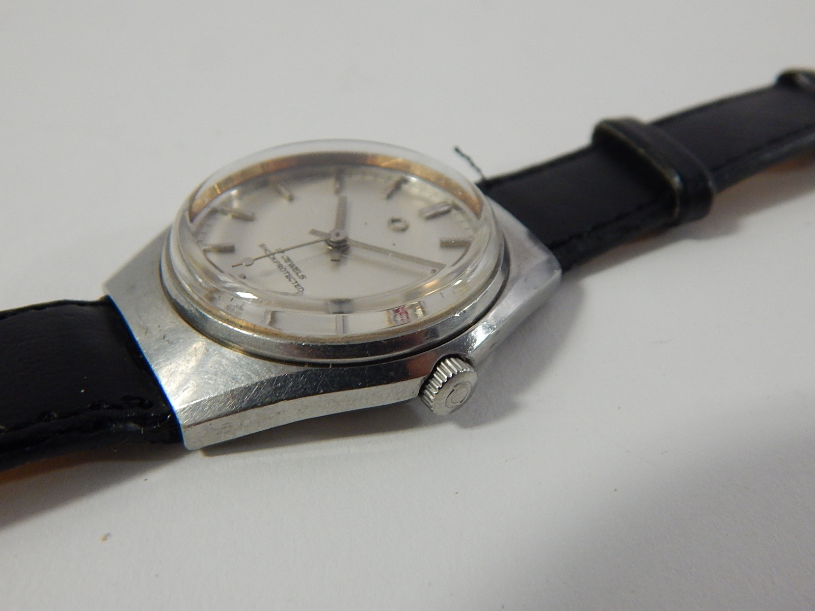 Omax 17 Jewel Shockprotected Wristwath with Swiss Movement
