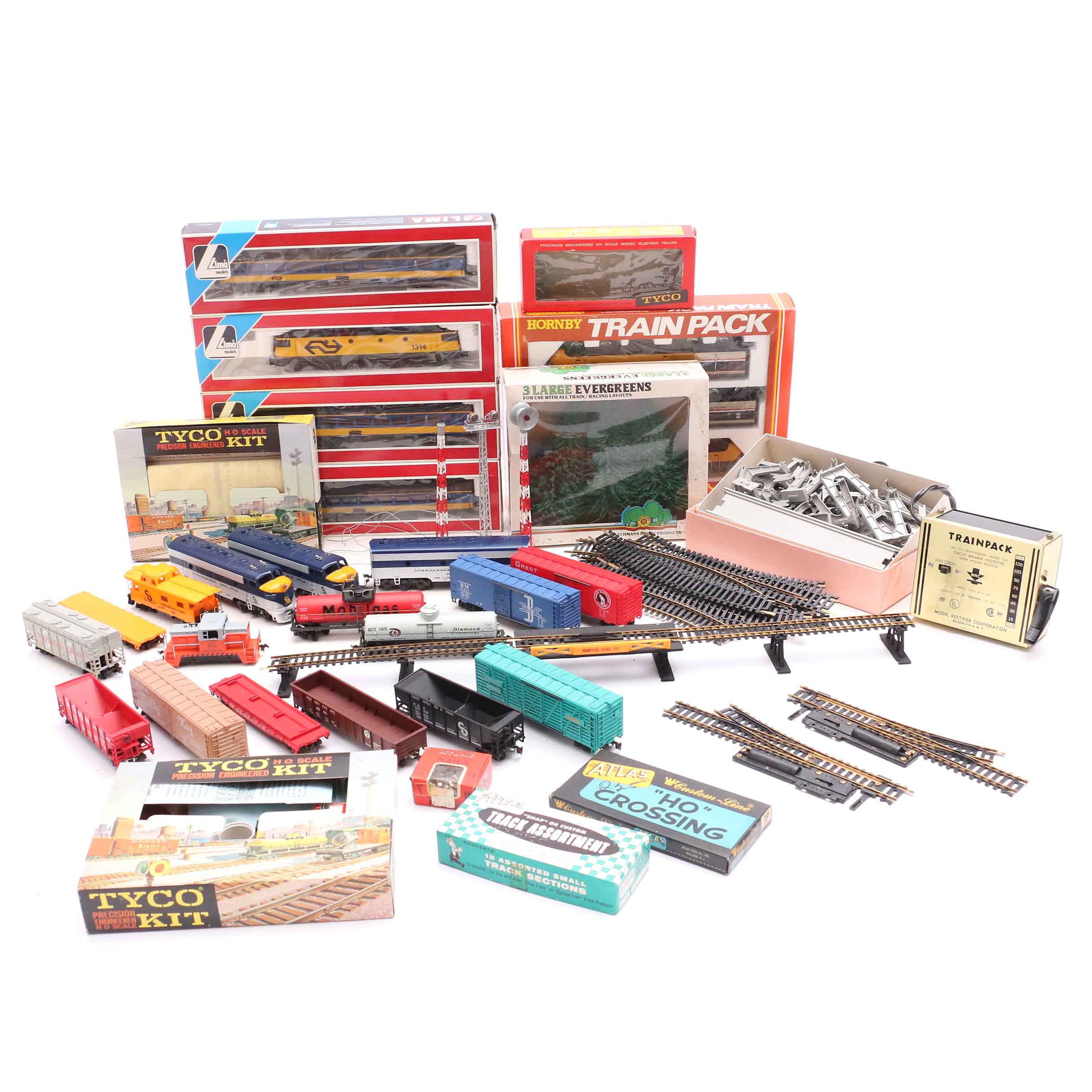 Vintage HO Scale Model Train Cars, Passenger Coaches and Trainpack Train Control