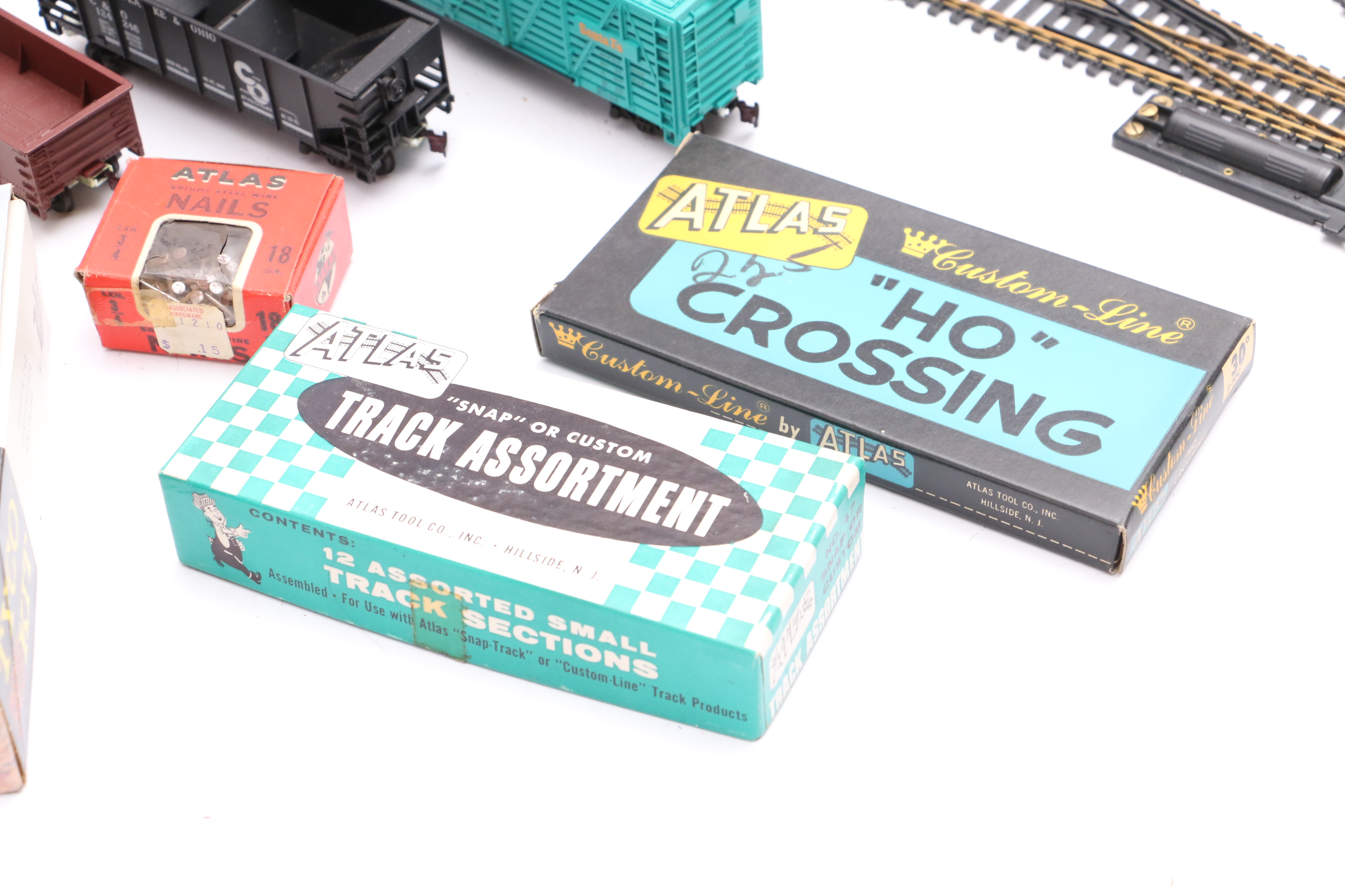 Vintage HO Scale Model Train Cars, Passenger Coaches and Trainpack Train Control