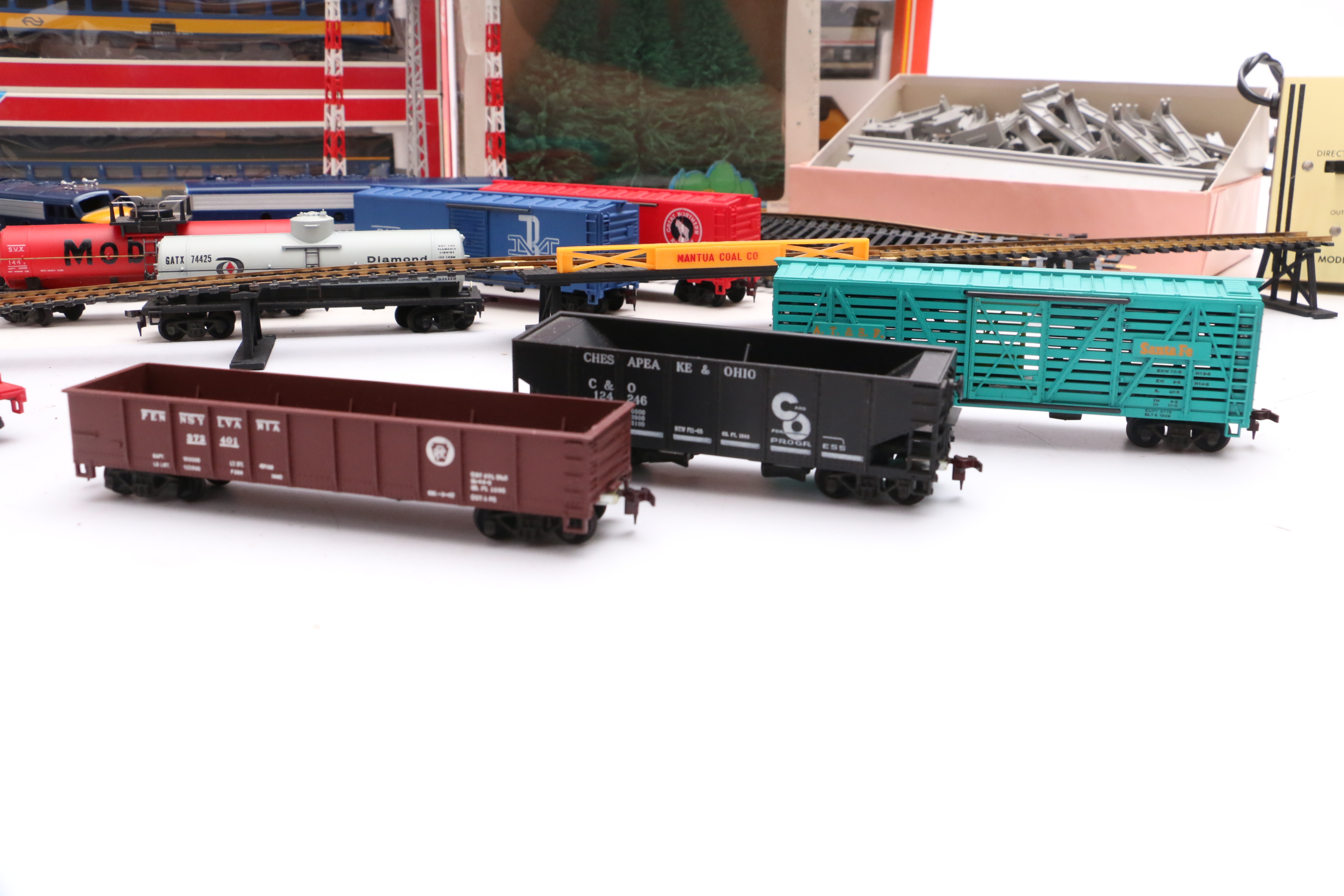 Vintage HO Scale Model Train Cars, Passenger Coaches and Trainpack Train Control